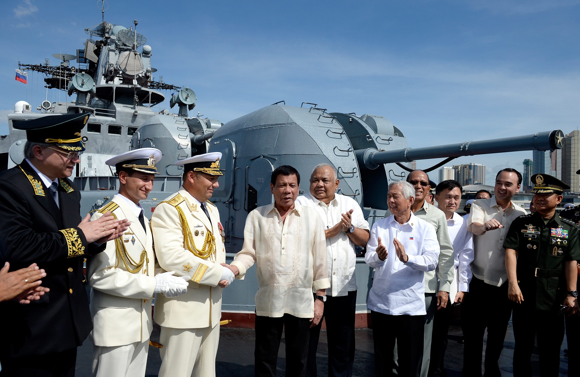 Trong ảnh: Tổng thống Philippines Rodrigo Duterte (thứ 4, bên trái) thăm tàu “Đô đốc Tributs” tại Manila ngày 6/1/2017. (Nguồn: EPA/TTXVN)