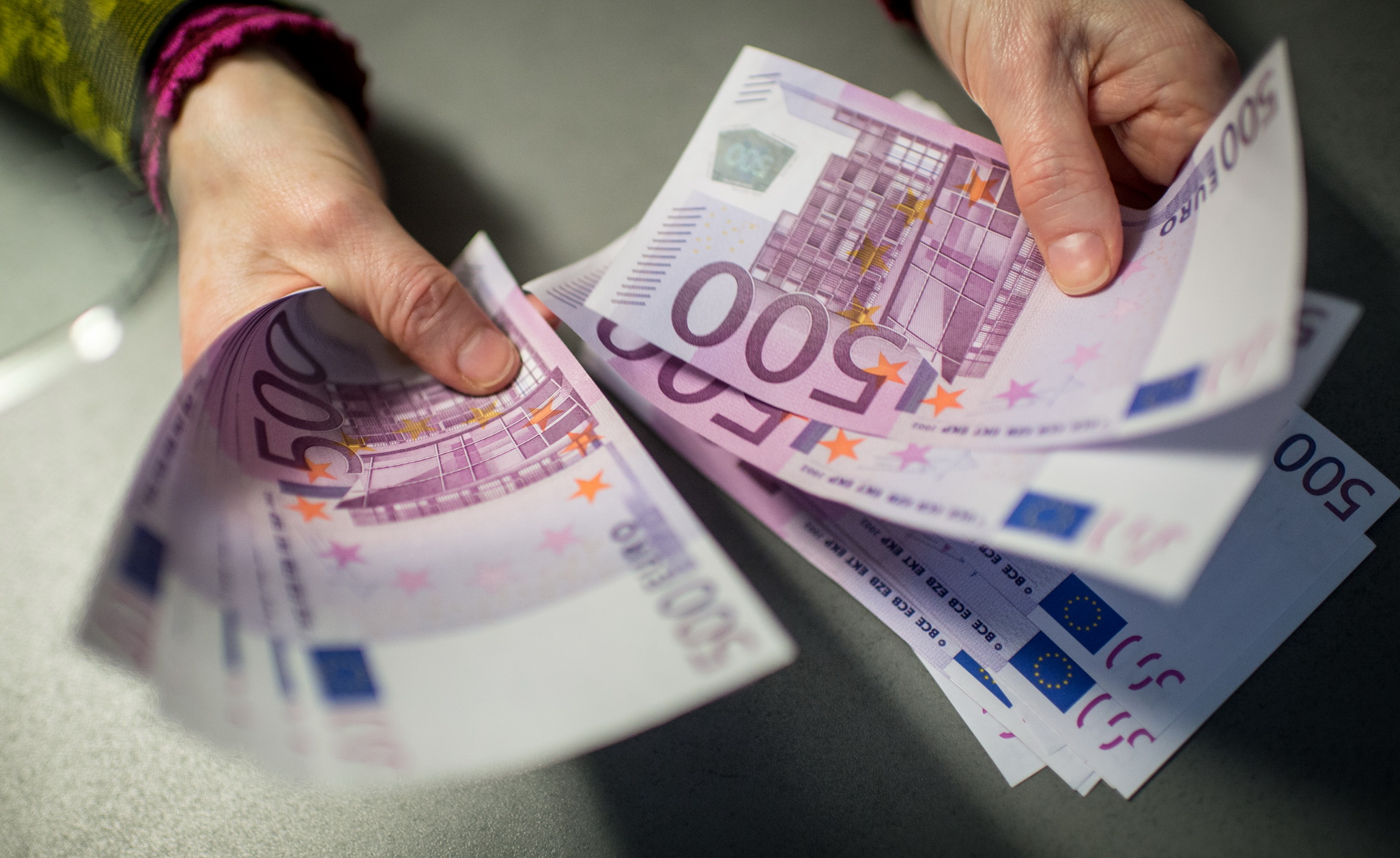 Đồng tiền giấy mệnh giá 500 euro tại ngân hàng Sparkasse ở Munich, Đức ngày 3/2.  (Nguồn: EPA/TTXVN)