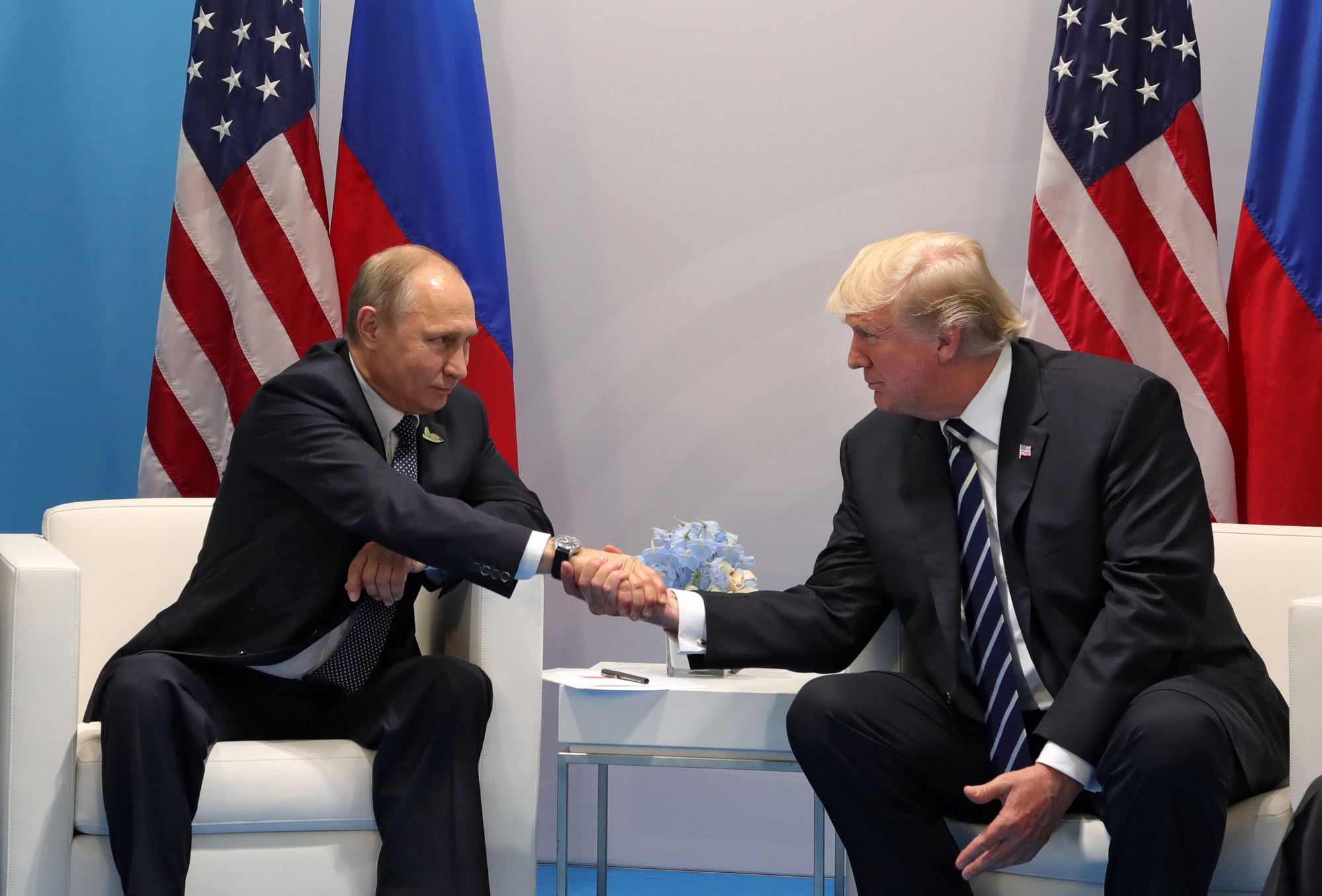 Ngày 7/7, Tổng thống Mỹ Donald Trump (phải) và người đồng cấp Nga Vladimir Putin (trái) đã tiến hành cuộc hội đàm chính thức lần đầu tiên. Cuộc gặp giữa hai nhà lãnh đạo diễn ra bên lề Hội nghị thượng đỉnh G20 tại Hamburg, Đức. (Ảnh: EPA/TTXVN)
