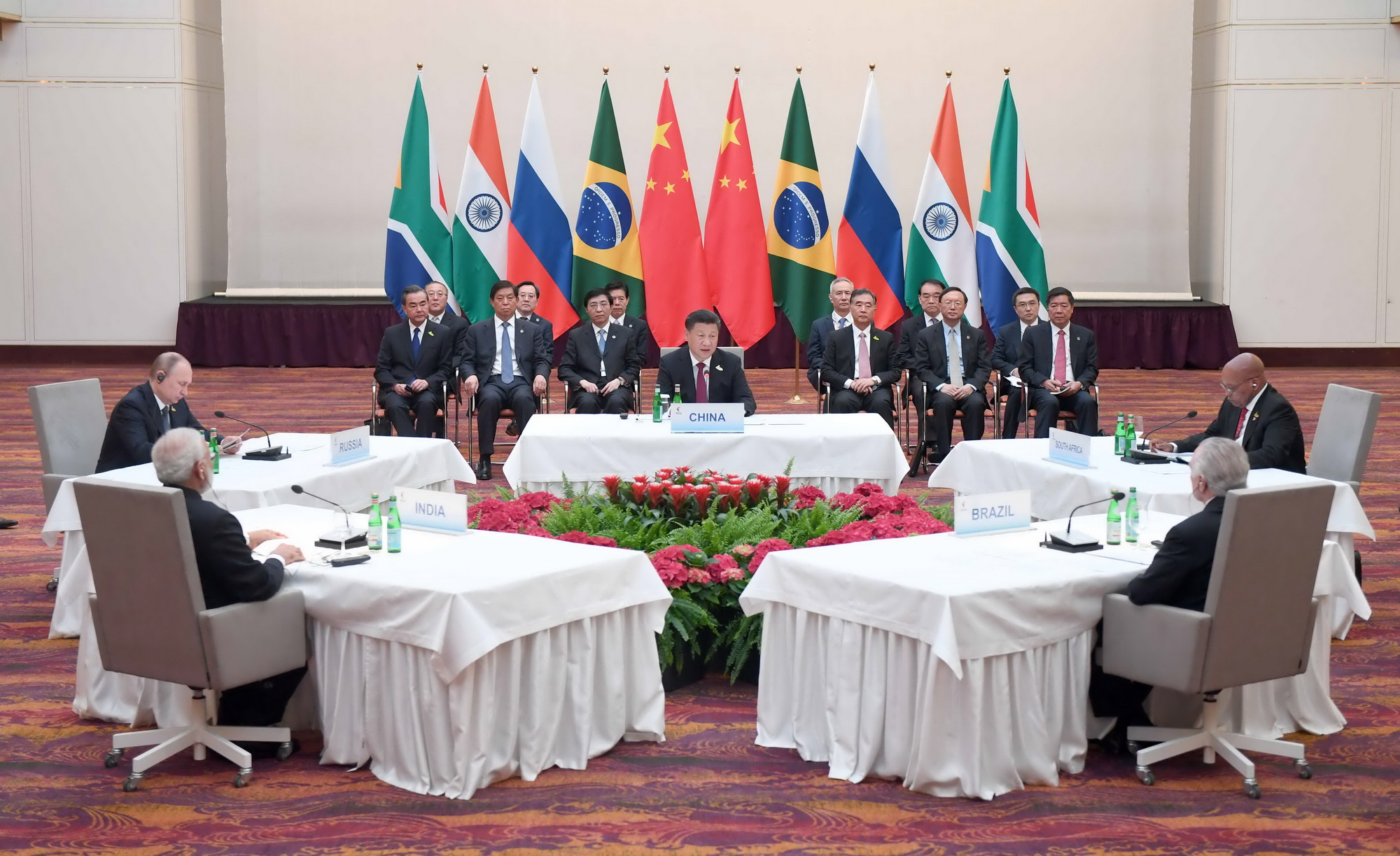 Từ trái sang, theo chiều kim đồng hồ: Thủ tướng Ấn Độ Narendra Modi, Tổng thống Nga Vladimir Putin, Chủ tịch Trung Quốc Tập Cận Bình, Tổng thống Nam Phi Jacob Zuma và Tổng thống Brazil Michel Temer tại Hội nghị không chính thức các nhà lãnh đạo nhóm BRICS tại Hamburg ngày 7/7. (Ảnh: THX/TTXVN)