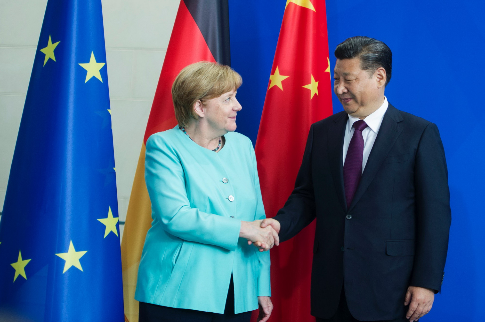 Chủ tịch Trung Quốc Tập Cận Bình (phải) và Thủ tướng Đức Angela Merkel (trái) tại cuộc họp báo ở Berlin ngày 5/7. (Ảnh: AFP/TTXVN)