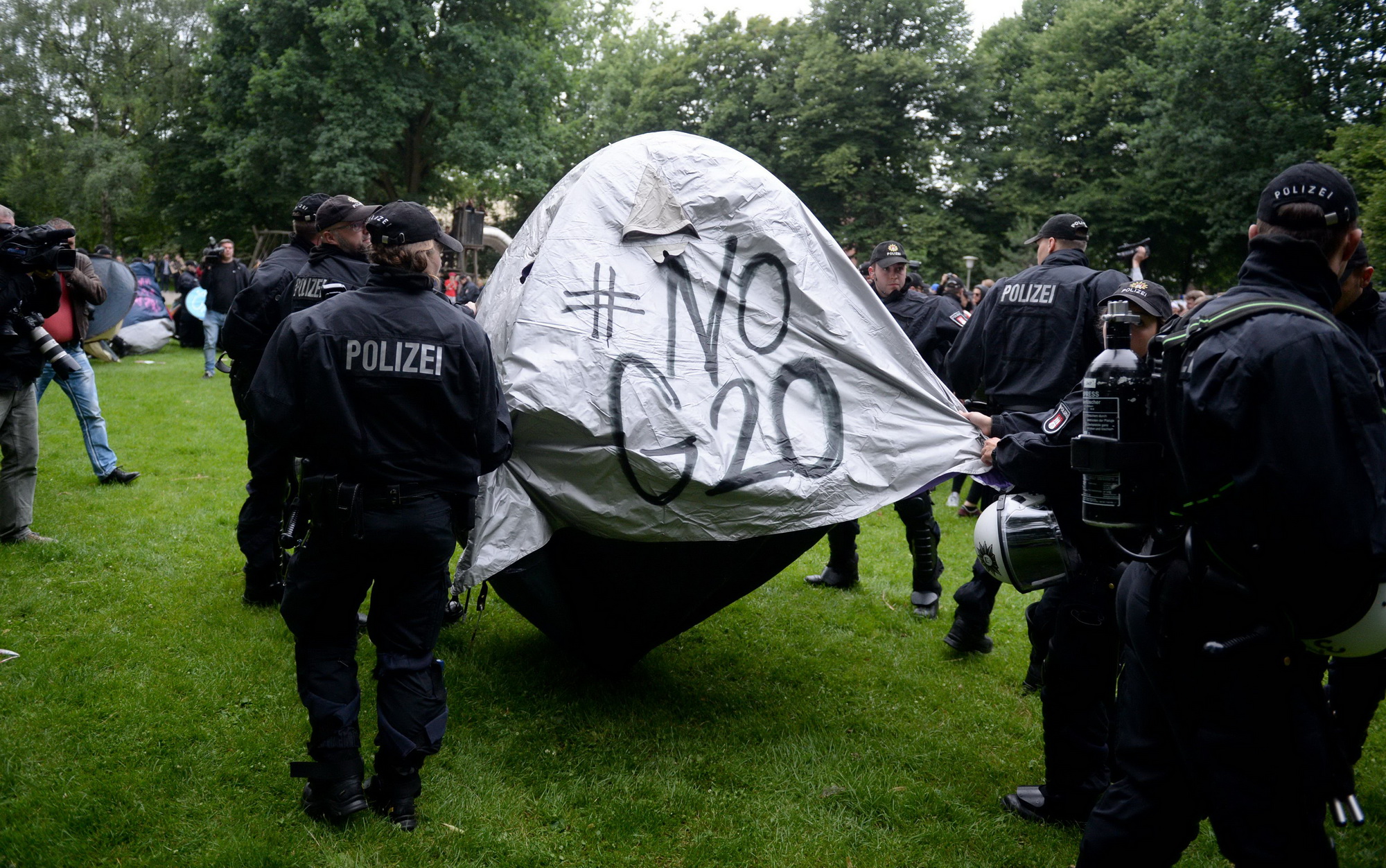 Cảnh sát Đức dỡ bỏ lều trại trái phép của người biểu tình ở Altona, Hamburg ngày 5/7. (Ảnh: AFP/TTXVN)