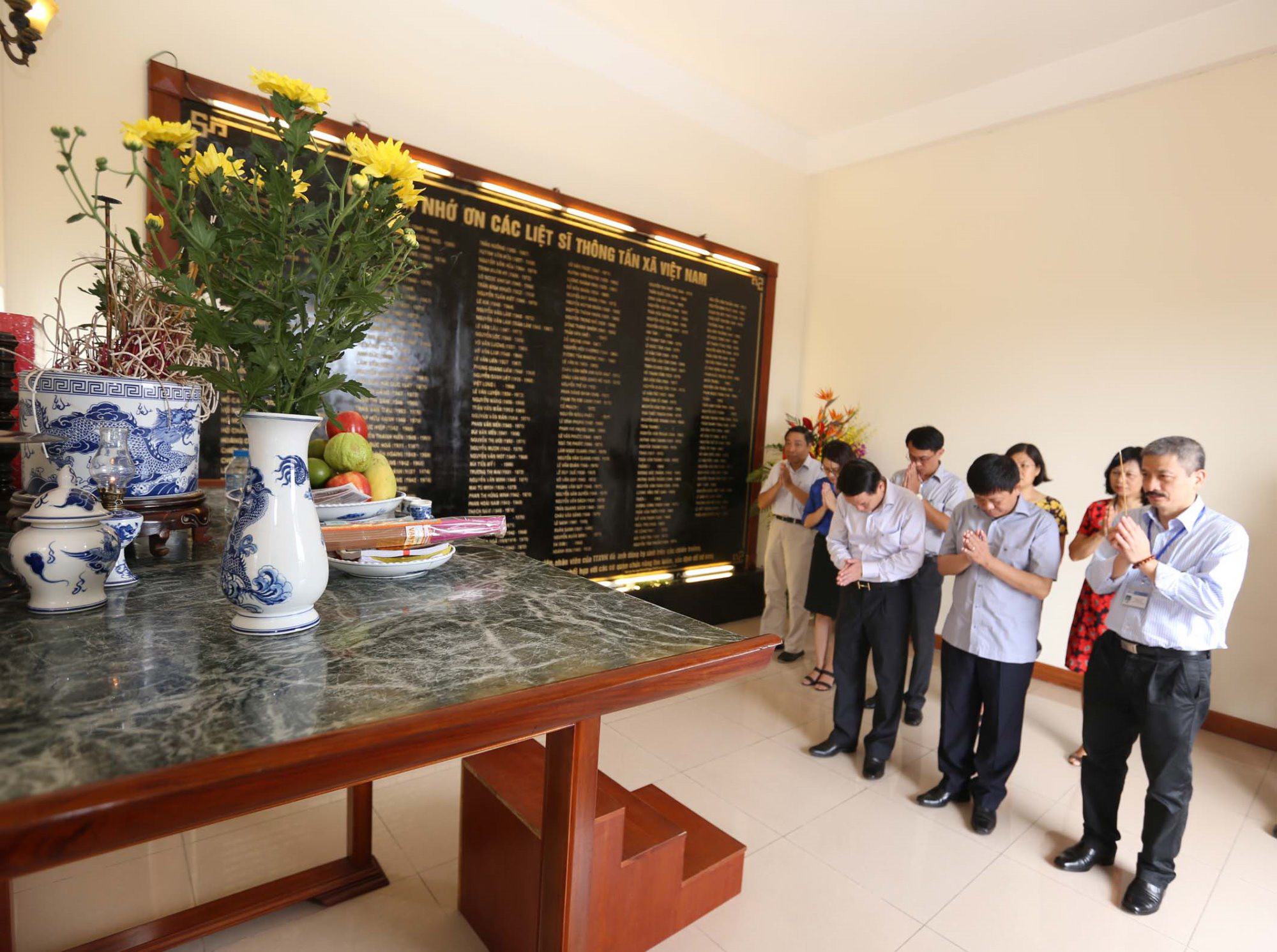 Thắp hương tại nhà tưởng niệm các Anh hùng Liệt sỹ tại trụ sở số 5 Lý Thường  Kiệt, Hoàn Kiếm, Hà Nội. (Ảnh: Vũ Sinh/TTXVN)  