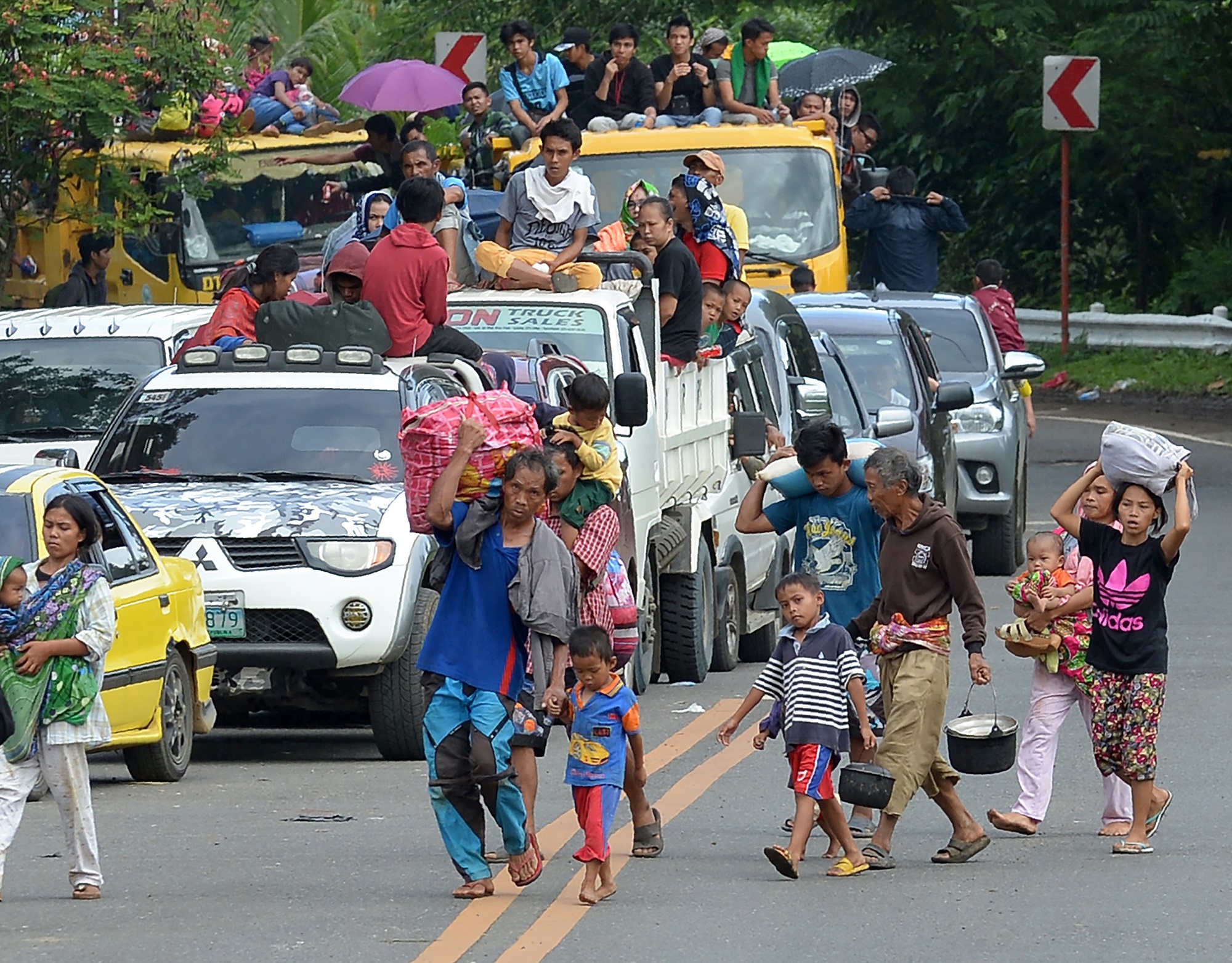 Người dân Marawi đi sơ tán sau khi nổ ra xung đột giữa quân chính phủ với lực lượng phiến quân Hồi giáo cực đoan (Nguồn: AFP/TTXVN)