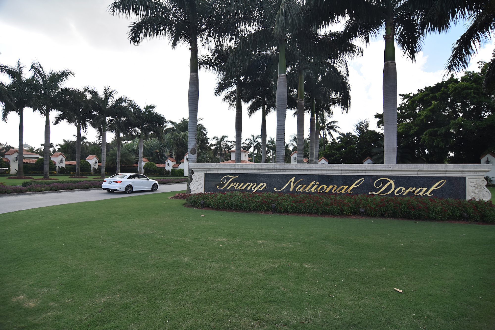 Trong giai đoạn từ tháng 1/2016 đến cuối mùa xuân 2017, Tổng thống Trump thu nhập khoảng 594 triệu USD và giá trị tài sản ít nhất 1,4 tỷ USD. Trong đó, khoản thu lớn nhất đến từ khu nghỉ dưỡng sân golf Trump National Doral tại thành phố Miami, ước tính khoảng 115,9 triệu USD. Tổng thống Mỹ cũng liệt kê các khoản nợ của mình tính đến giữa năm 2017 vào khoảng 315,6 triệu USD. Trong ảnh (tư liệu): Quang cảnh khu nghỉ dưỡng sân golf Trump National Doral ở Miami, Florida ngày 26/7/2016. (Ảnh: AFP/ TTXVN)