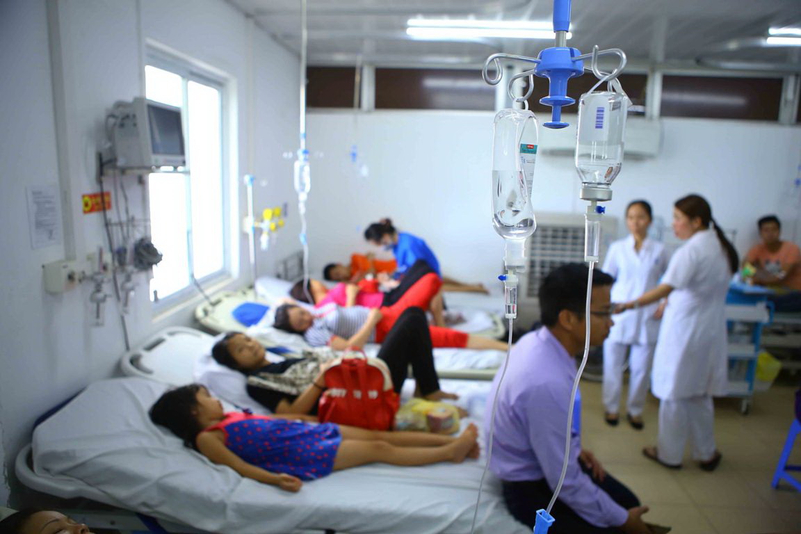 Bệnh nhân sốt xuất huyết được truyền nước tại  Khoa Cấp cứu nội, Bệnh viện Thanh Nhàn. (Ảnh: Minh Quyết/TTXVN)