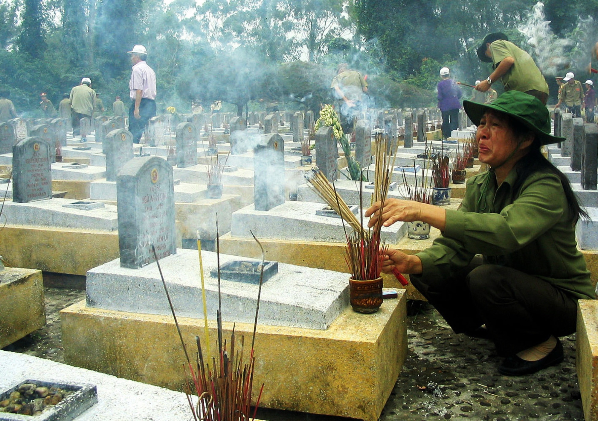 Cựu chiến binh bộ đội Trường Sơn viếng Nghĩa trang liệt sỹ quốc gia Trường Sơn.  (Ảnh: Hồ Cầu/TTXVN)