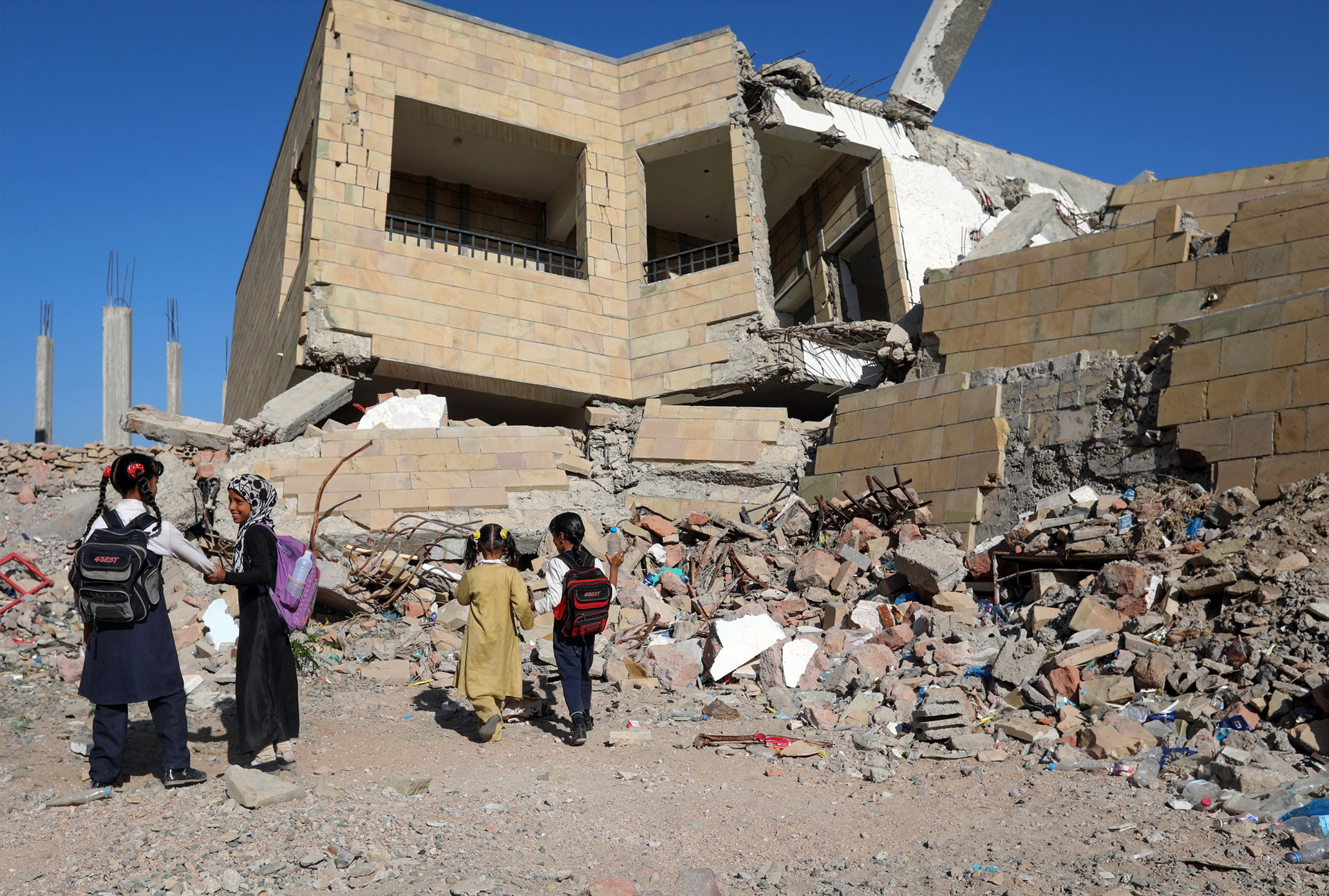Một ngôi trường bị phá hủy sau một cuộc không kích ở tỉnh Taez, Yemen ngày 16/3/2017. (Nguồn: AFP/TTXVN)