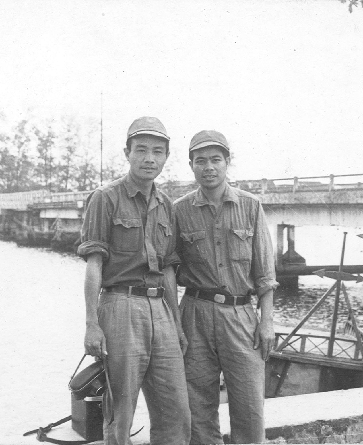 Phóng viên Vũ Duy Thông (bên trái) cùng phóng viên ảnh Văn Hiền tại cầu thị xã Kampot, Campuchia. (Ảnh: Nhân vật cung cấp)