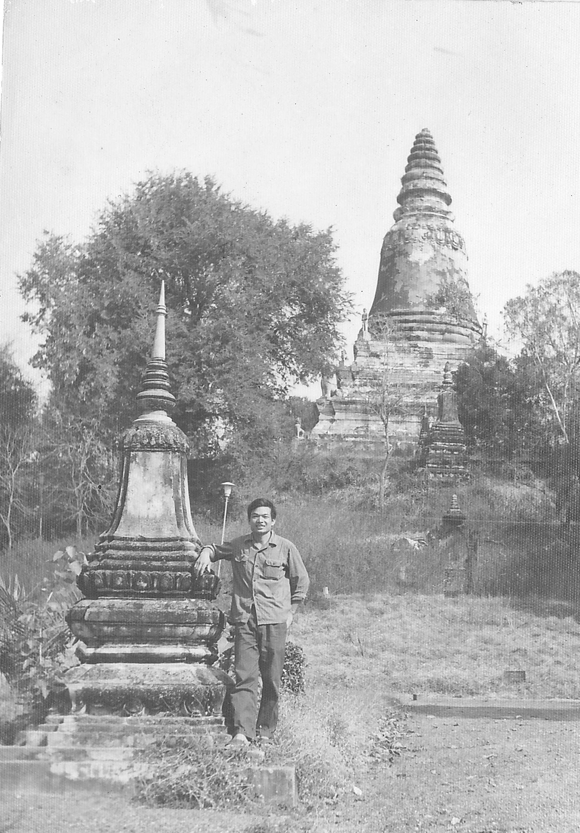 Nhà báo Vũ Quang Huy tại Chùa Wat Phnom đầu năm 1979