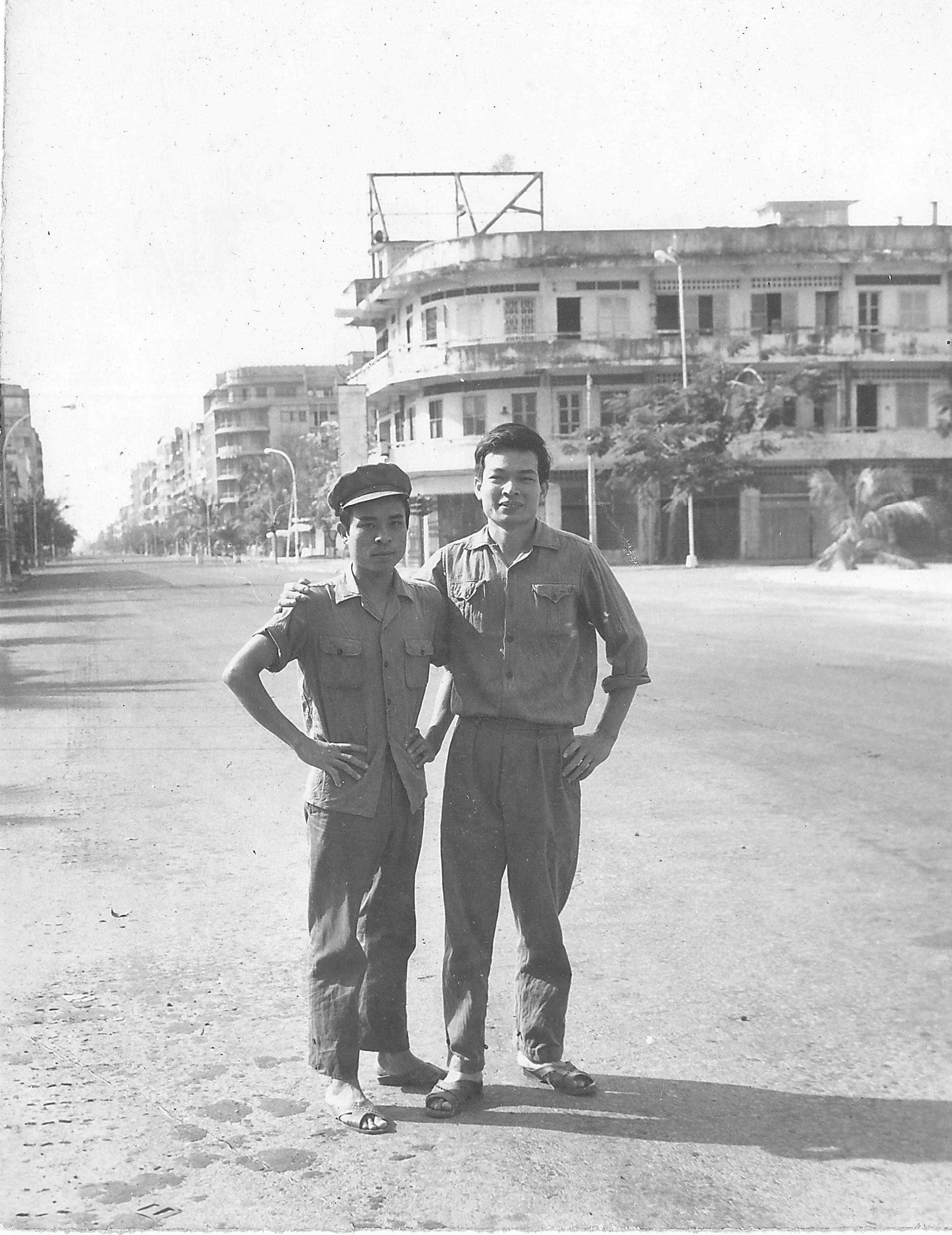 Anh Dương Phúc Hoan kỹ thuật viên Teletype (Campuchia) và nhà báo Vũ Huy Quang trên đường Monivong