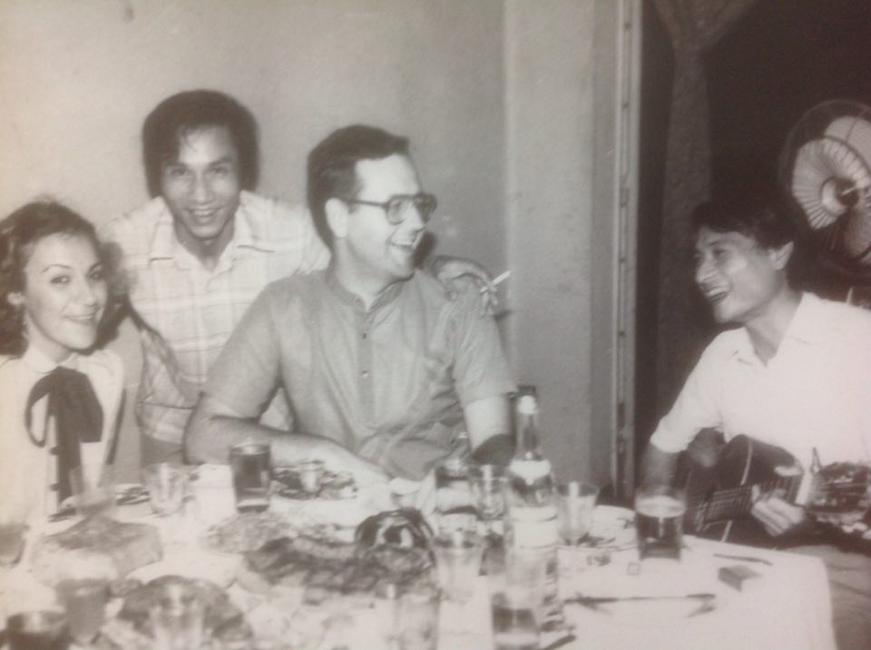 Nhà báo Phùng Huy Thịnh (phải) và các đồng nghiệp nước ngoài ở Campuchia (Ảnh: Nhân vật cung cấp)  