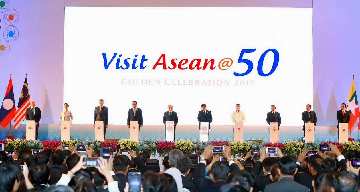 Ngày 6/9/2016, tại Thủ đô Vientiane (Lào), Thủ tướng Nguyễn Xuân Phúc và các trưởng đoàn nhấn nút khởi động Chiến dịch “Du lịch ASEAN@50” tại Hội nghị Cấp cao ASEAN lần thứ 28-29. (Ảnh: Thống Nhất/TTXVN)
