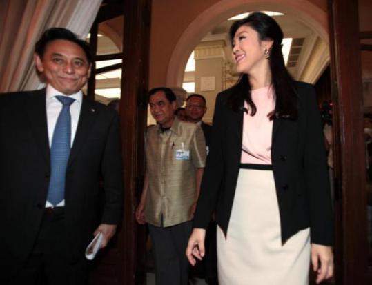 Bức ảnh chụp cựu Bộ trưởng Thương mại Boonsong Teriyapirom và bà Yingluck hồi  năm 2013. (Nguồn: Bangkok Post)