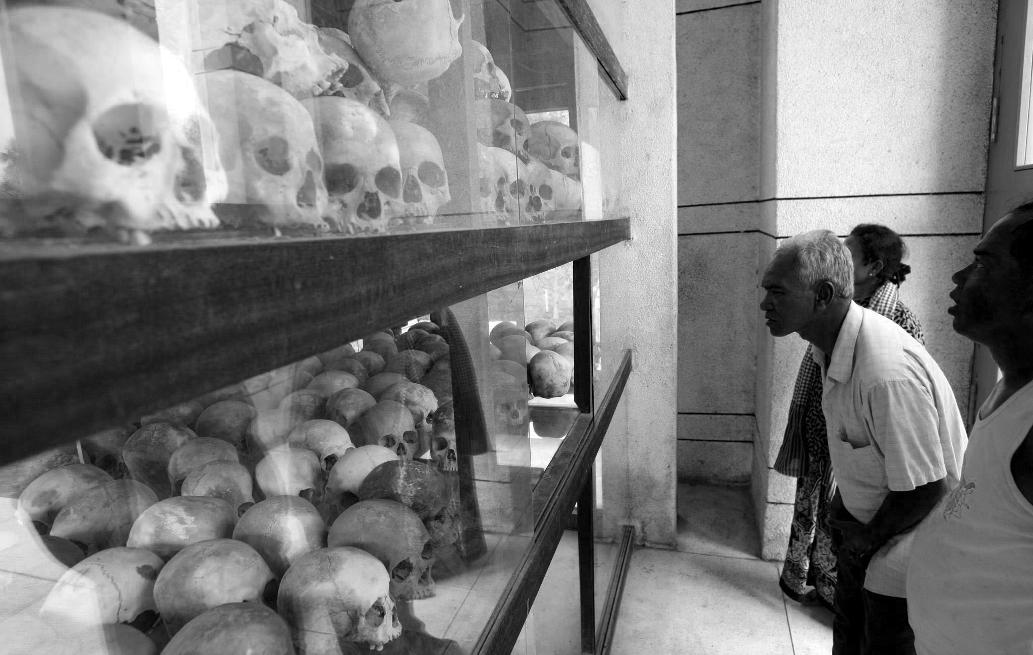 Một lãnh đạo Khmer Đỏ nói phải “thanh lọc quần chúng” và các vụ giết người bắt đầu.