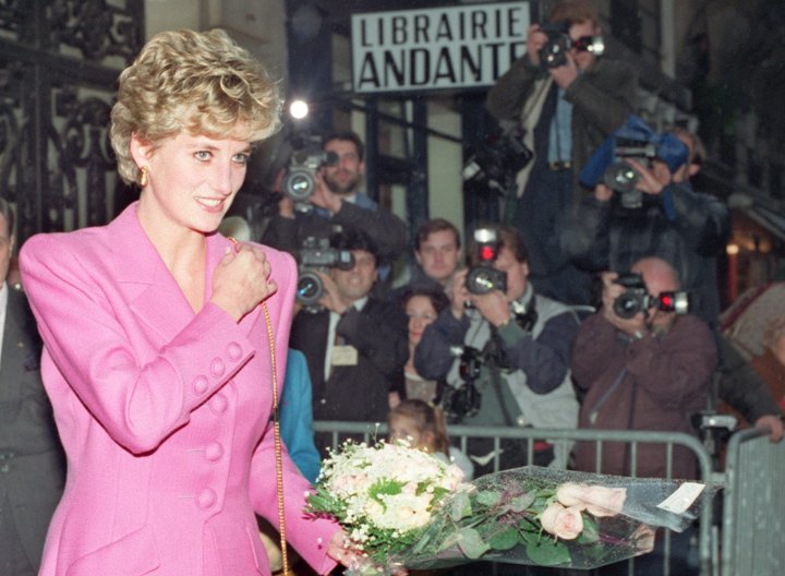 Bức ảnh chụp ngày 14/11/1992 khi Công nương Diana rời một cuộc hiệu sách ở Paris. (Nguồn: AFP)