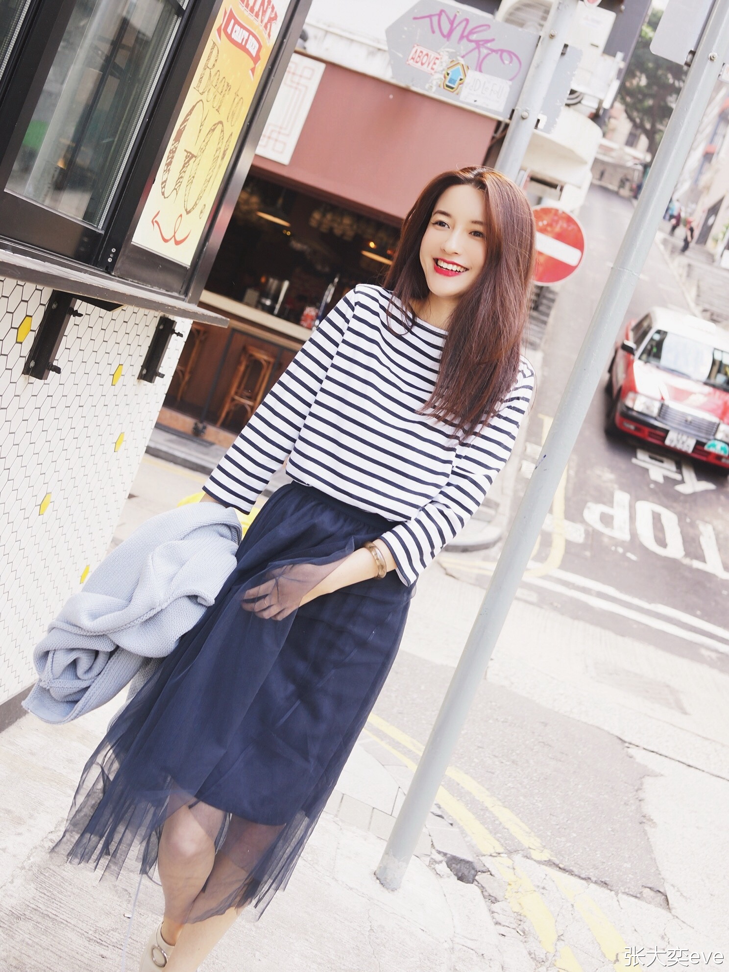 Eve là người mẫu cho chính cửa hàng của mình. (Nguồn: Weibo)