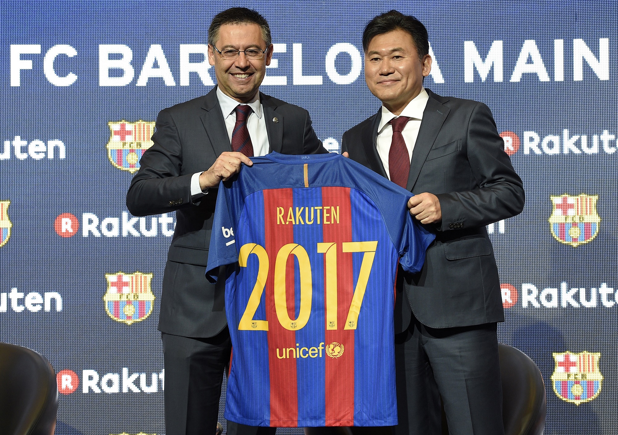 Chủ tịch câu lạc bộ bóng đá Barcelona Josep Maria Bartomeu (trái) và Chủ tịch kiêm CEO của Rakuten Hiroshi Mikitani tại lễ công bố Rakuten là nhà tài trợ áo đấu của đội bóng Tây Ban Nha. (Nguồn: AFP)