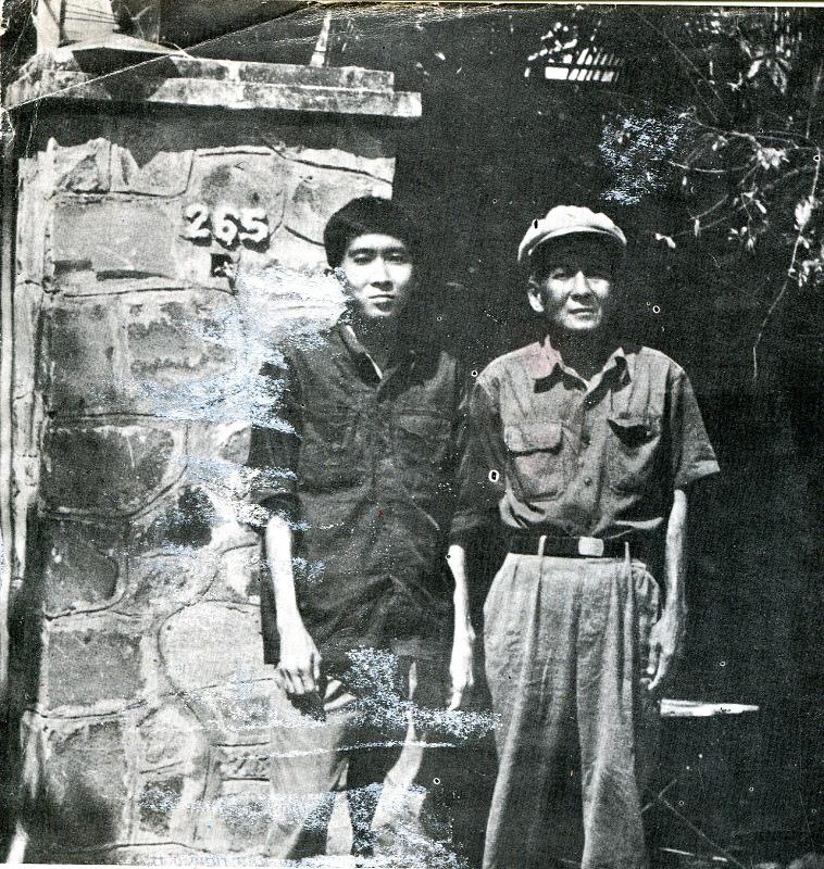 Giáo sư-bác sỹ Yit Kim Seng và con trai ông trước ngôi nhà cũ ở thủ đô Phnom Penh sau ngày giải phóng tháng 1/1979. (Ảnh: Nhà báo Vũ Xuân Bân/TTXVN cung cấp) 