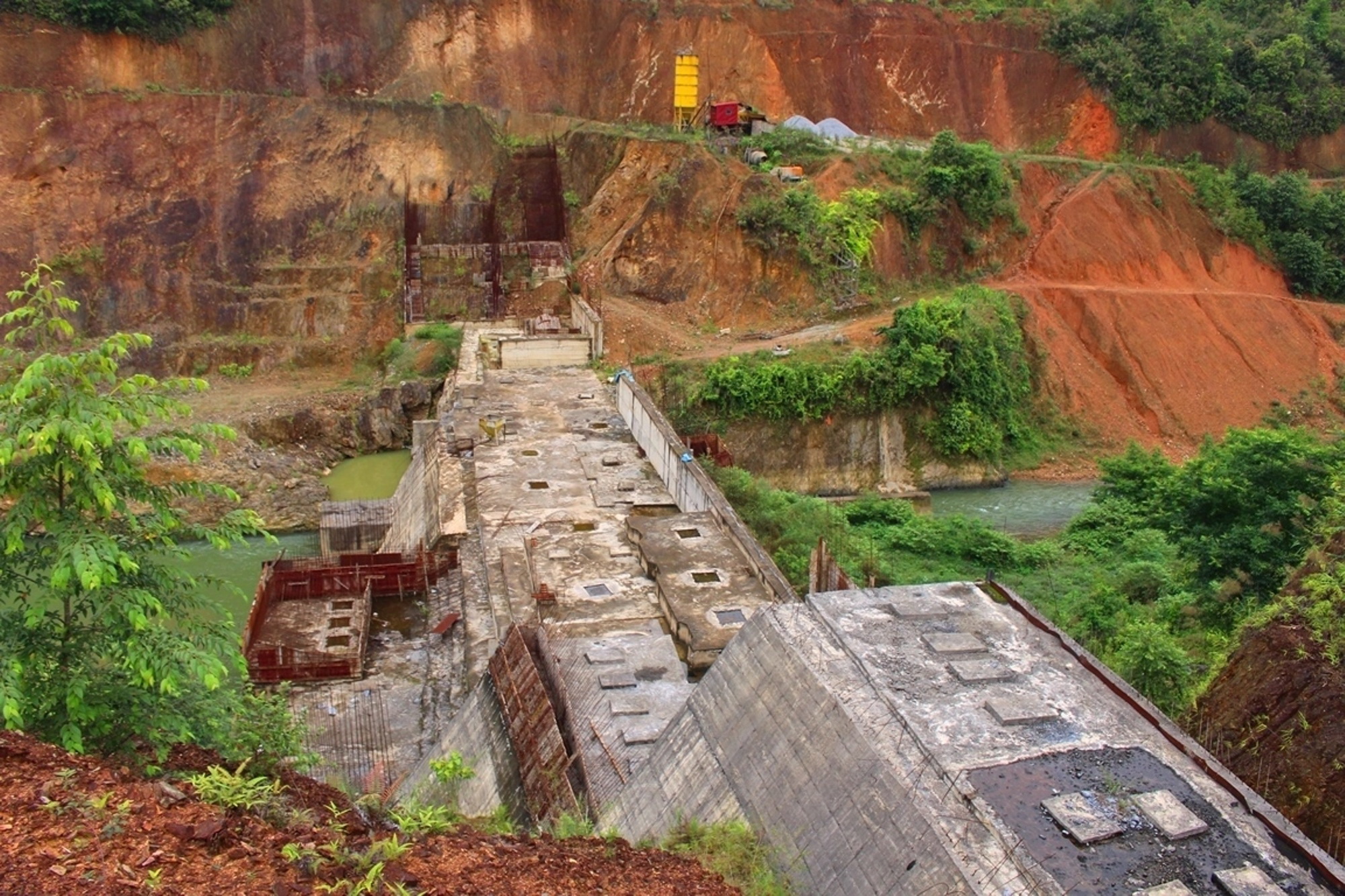 Dự án Thủy điện Hoa Thám được khởi công từ năm 2007 với tổng mức đầu từ trên 200 tỷ đồng, trong đó 70% sử dụng vốn vay của Chi nhánh Ngân hàng Phát triển tỉnh Cao Bằng, hiện dự án này vẫn đang bỏ hoang. (Ảnh: Hùng Võ/Vietnam+)