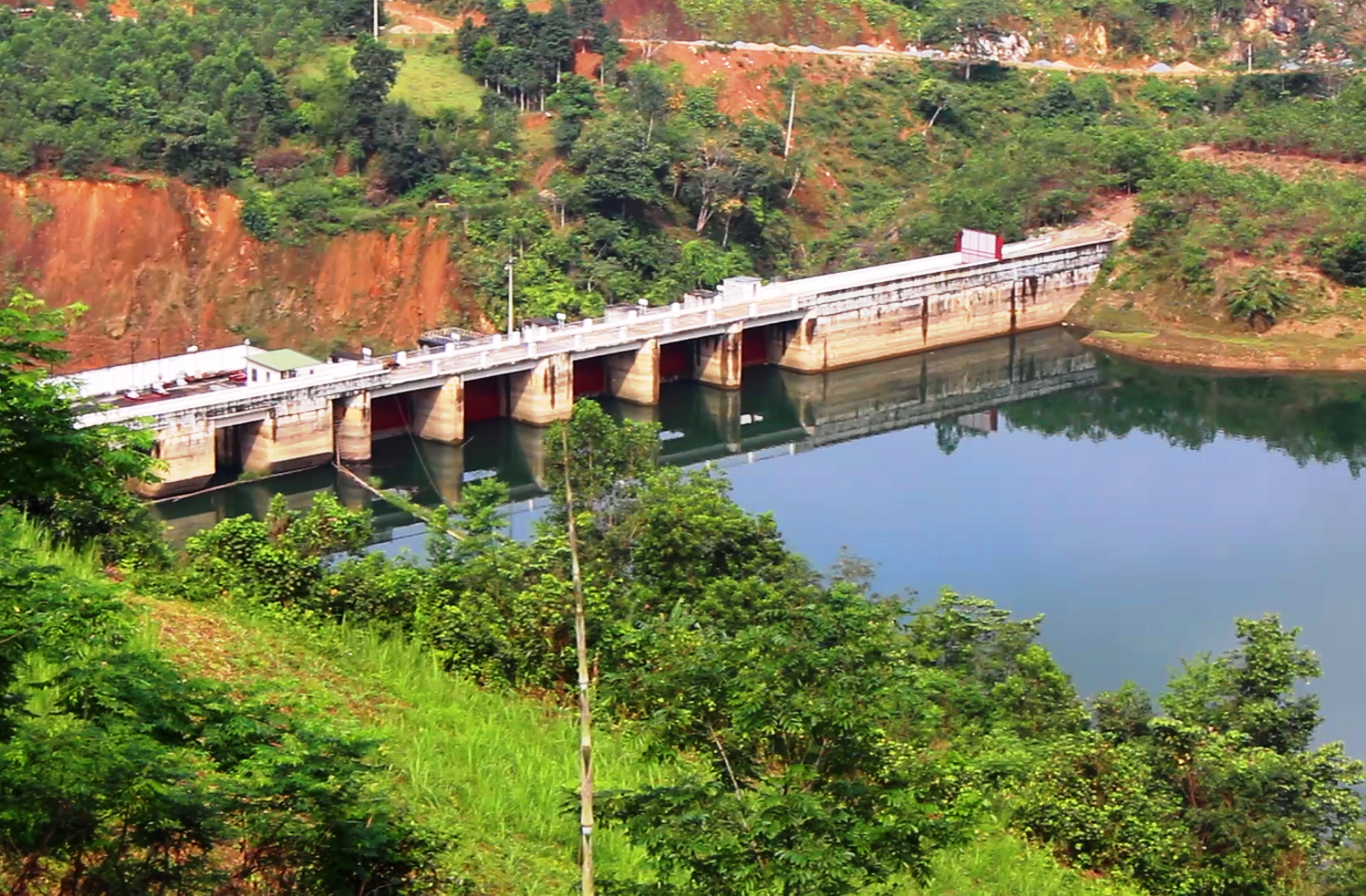 Sông Miện tại tỉnh Hà Giang bị các nhà máy thủy điện thắt lại, ngăn thành những hồ đập lớn. (Ảnh: Hùng Võ/Vietnam+)
