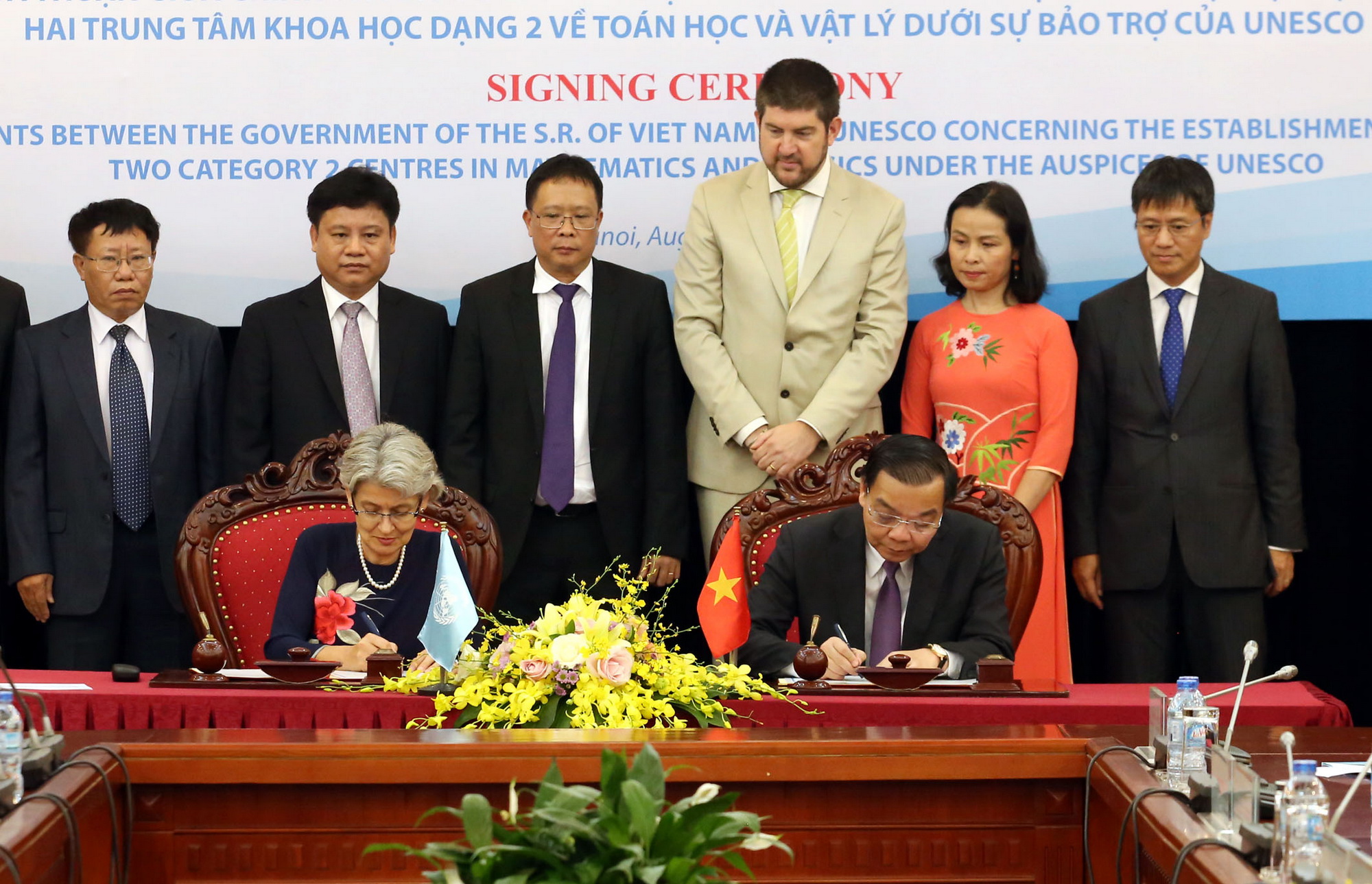 Lễ ký kết thỏa thuận giữa Việt Nam và UNESCO về việc thành lập tại Việt Nam hai Trung tâm khoa học dạng 2 về Toán học và Vật lý dưới sự bảo trợ của UNESCO ngày 24/8/2017. (Nguồn: TTXVN)