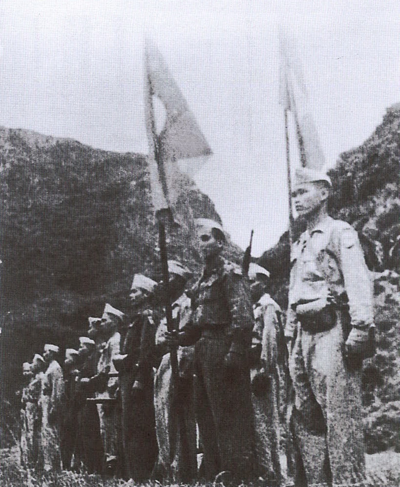 Liên quân Lào-Việt chào cờ trước giờ xuất trận (1946). (Nguồn: Sách Ảnh Quan hệ đặc biệt Việt Nam-Lào/Nhà xuất bản Thông tấn)