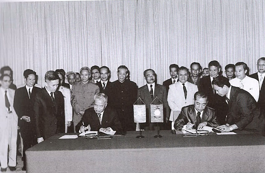 Phó Thủ tướng Phạm Hùng và Phó Thủ tướng Lào Phoune Sipaseuth Ký Hiệp ước  Hoạch định biên giới Việt Nam-Lào ngày 18/7/1977. (Nguồn: Sách Ảnh Quan hệ đặc  biệt Việt Nam-Lào/Nhà xuất bản Thông tấn) 