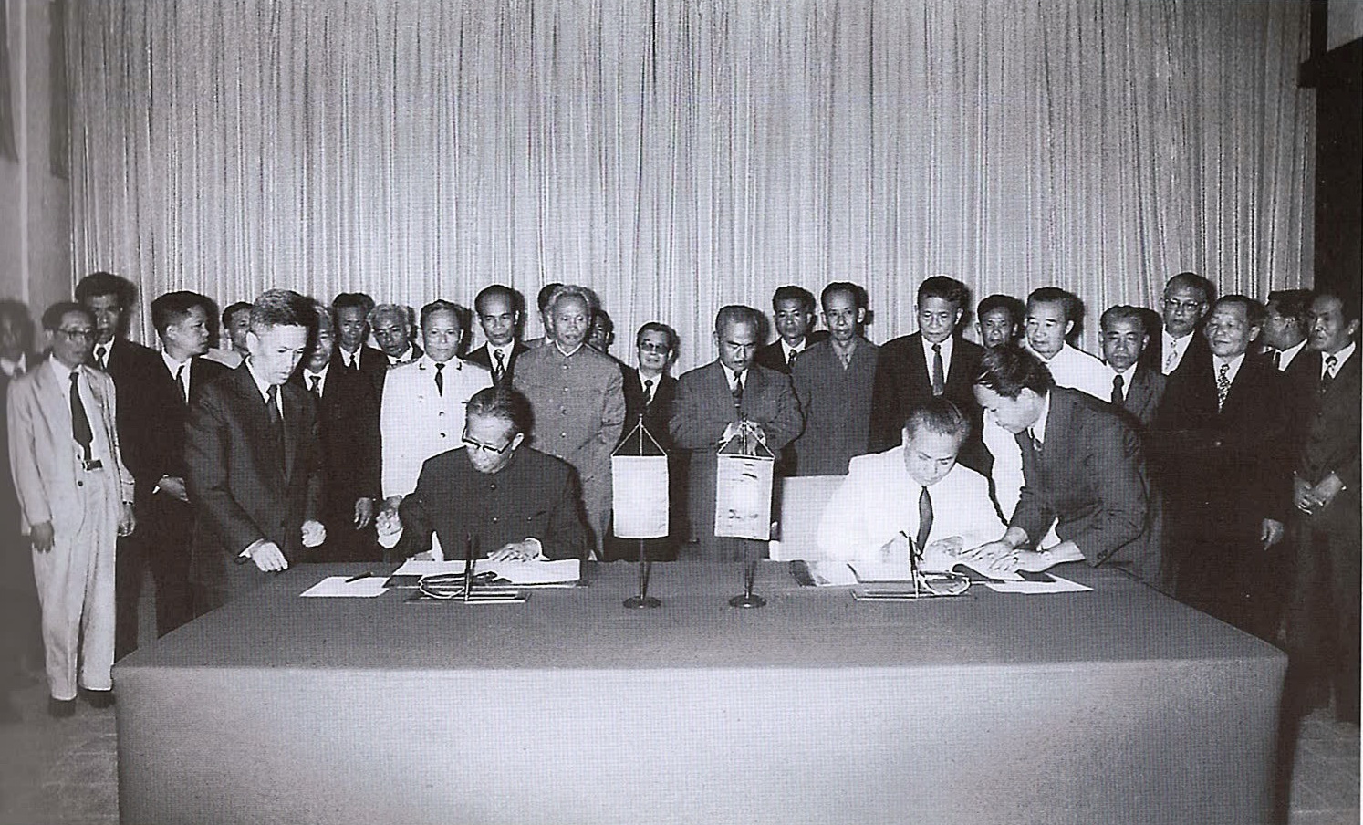 Tổng Bí thư Lê Duẩn và Tổng Bí thư Kaysone Phomvihane ký Tuyên bố chung Việt  Nam-Lào ngày 18/7/1977. (Nguồn: Sách Ảnh Quan hệ đặc biệt Việt Nam-Lào/Nhà xuất  bản Thông tấn)