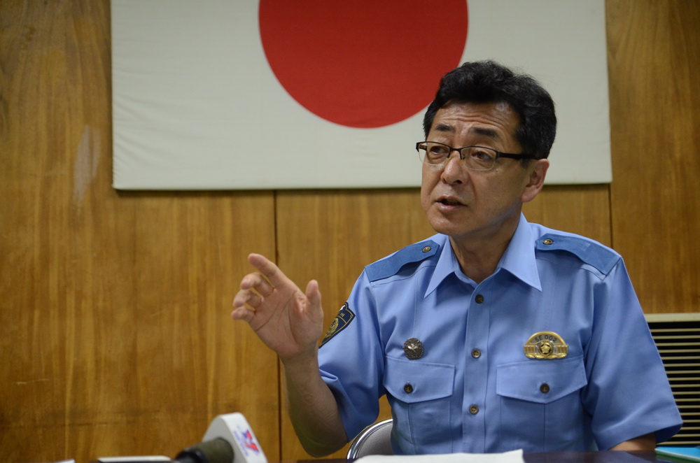 Phó cảnh sát trưởng quận Takatsu khen ngợi sự dũng cảm của hai em Tùng và Học