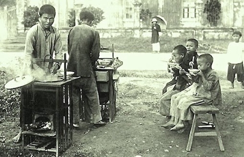 Gánh Phở Việt hồi đầu thế kỷ XX (Ảnh tư liệu)