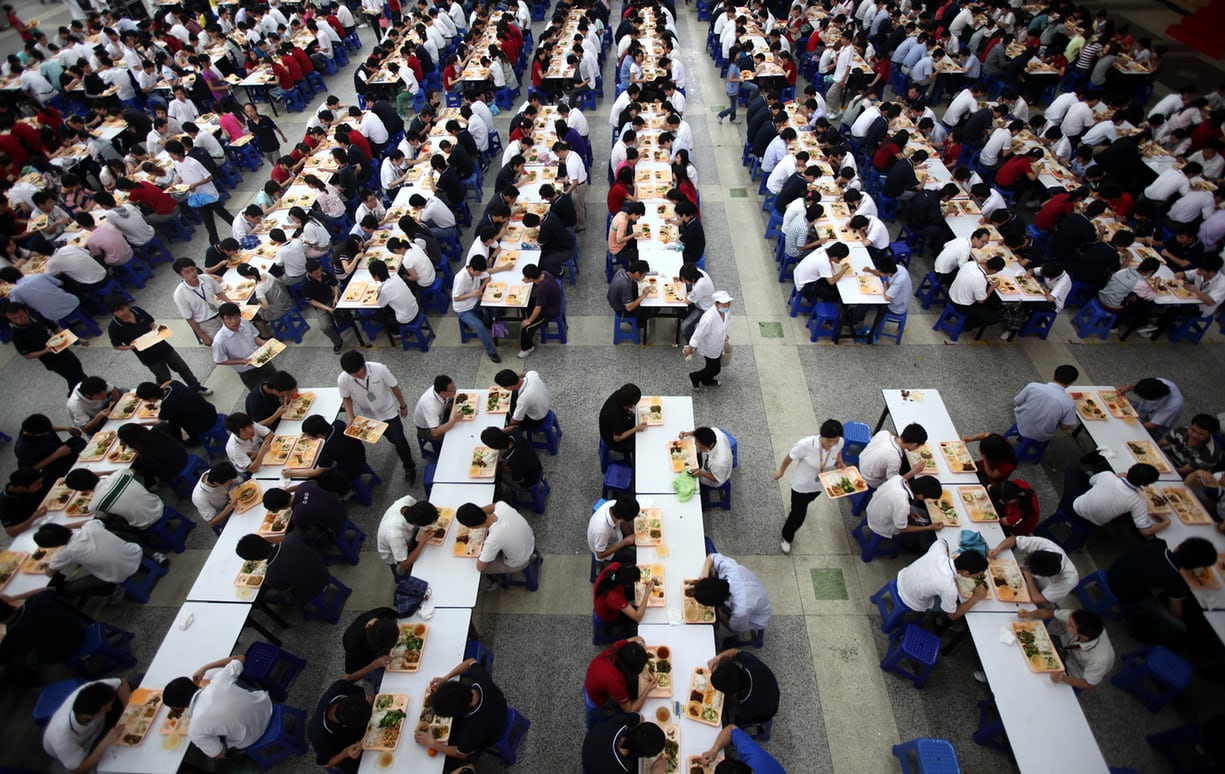 Công nhân Foxconn trong giờ ăn trưa. (Nguồn: The Guardian)
