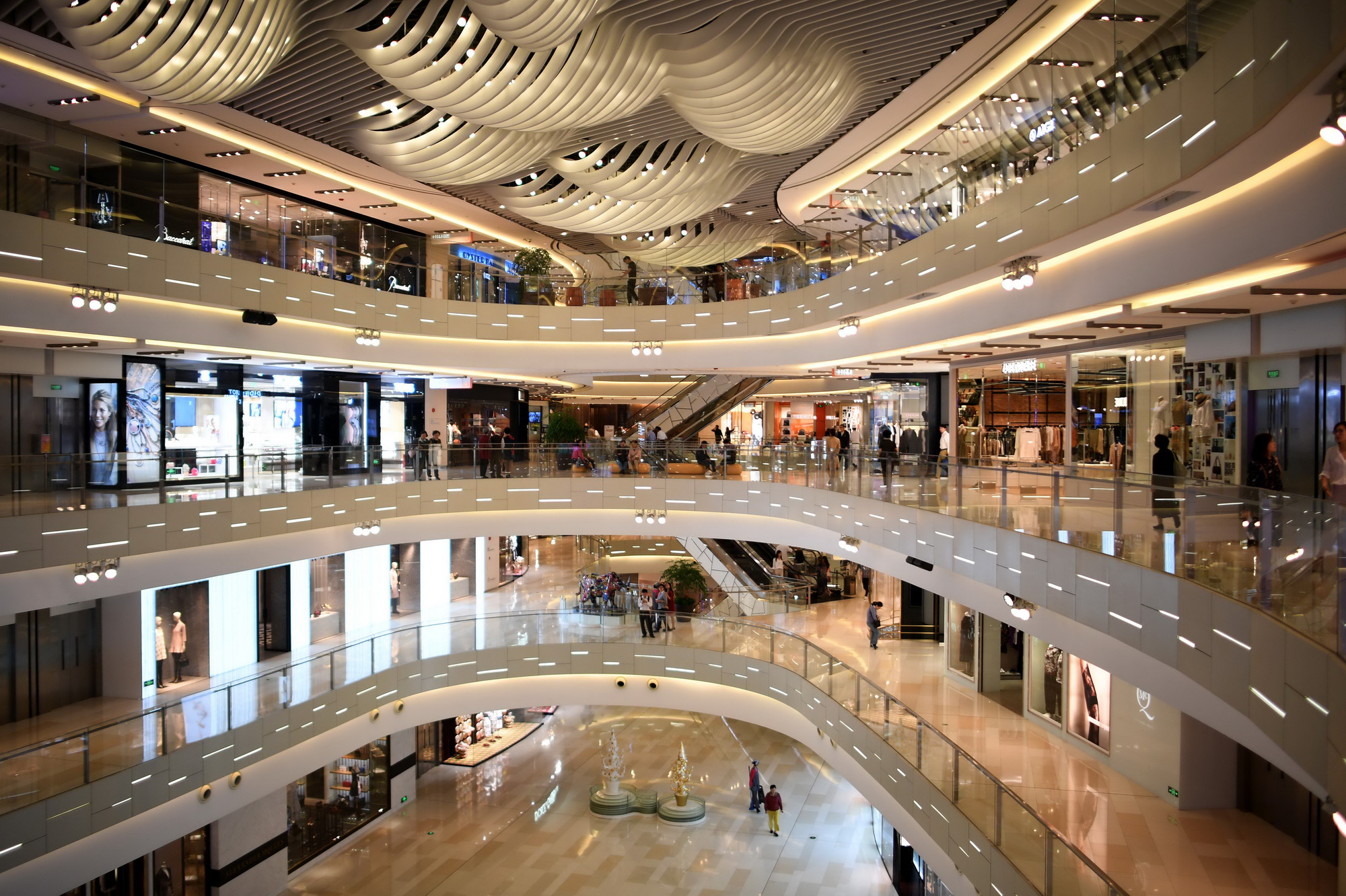 Người dân mua sắm tại trung tâm thương mại ở thành phố Thượng Hải, Trung Quốc. (Nguồn: AFP/TTXVN)