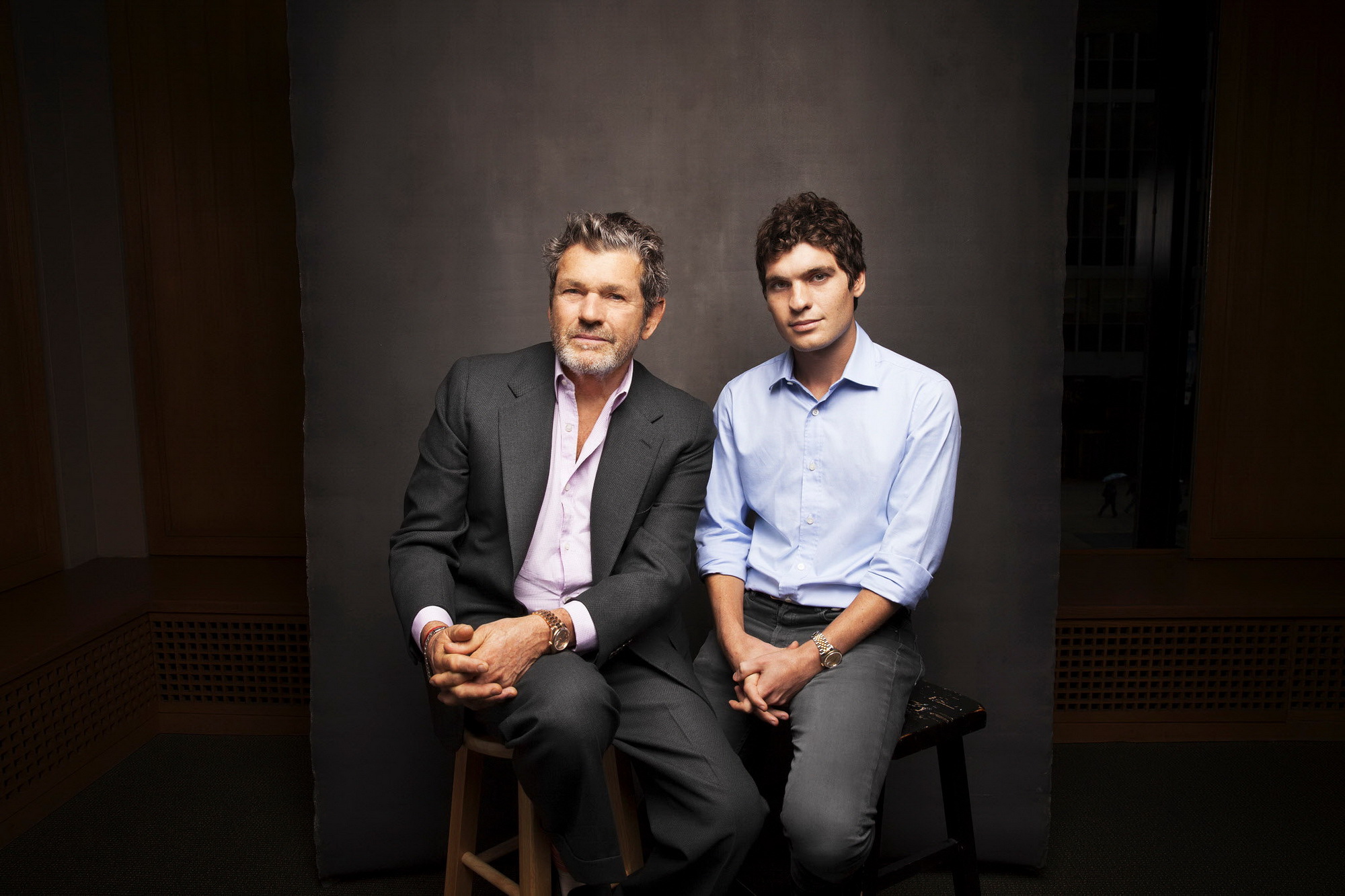 Bức chân dung ông Jann Wenner (trái) và con trai Gus đặt tại trụ sở Rolling Stone. (Nguồn: New York Times)