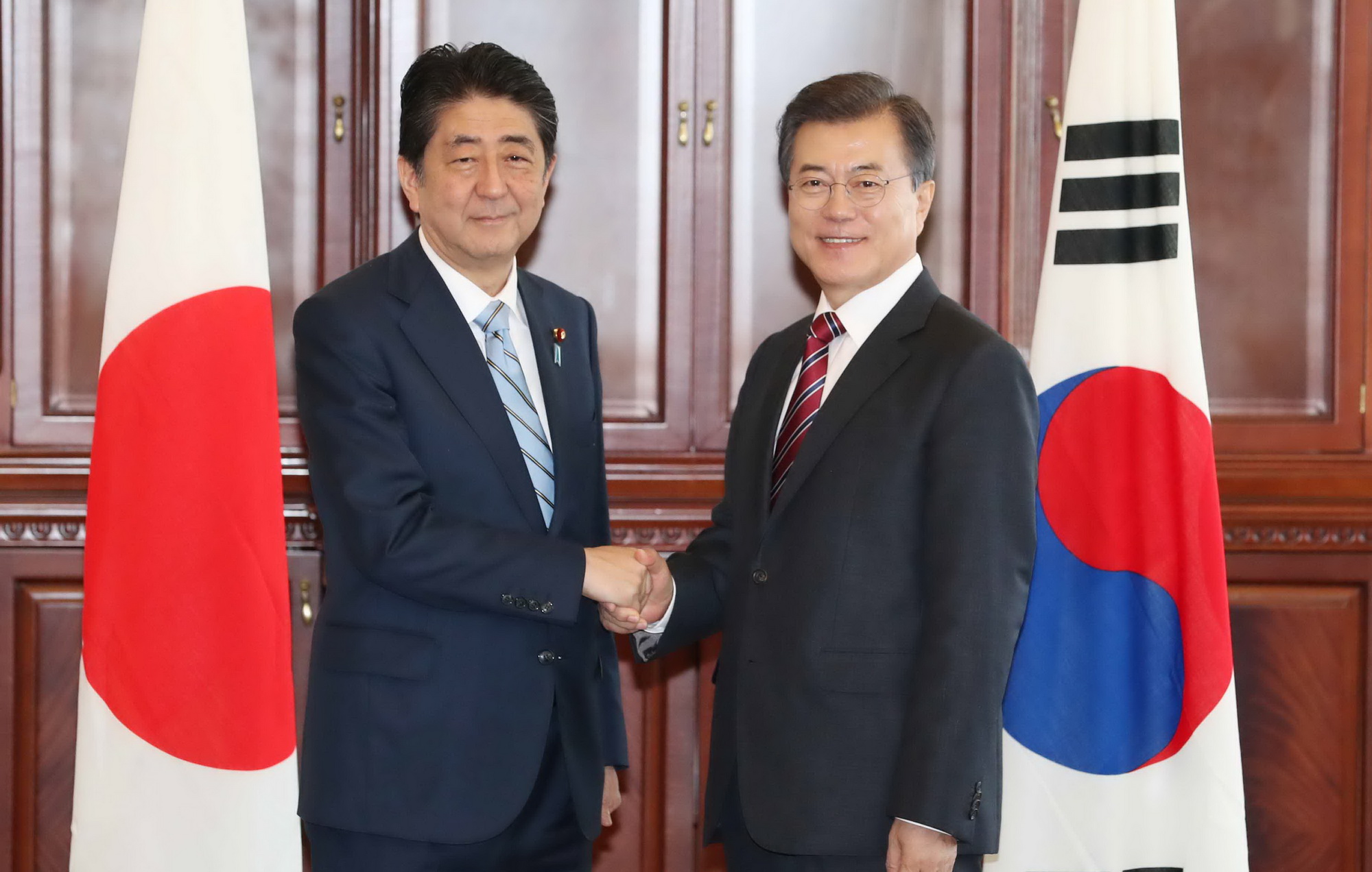 Ngày 7/9, Tổng thống Hàn Quốc Moon Jae-in (phải) và Thủ tướng Nhật Bản Shizo Abe đã có cuộc gặp thượng đỉnh song phương bên lề Diễn đàn kinh tế quốc tế Phương Đông lần thứ 3 (EEF) được tổ chức tại thành phố Vladivostok thuộc khu vực Viễn Đông của Nga. (Ảnh: Yonhap/TTXVN)
