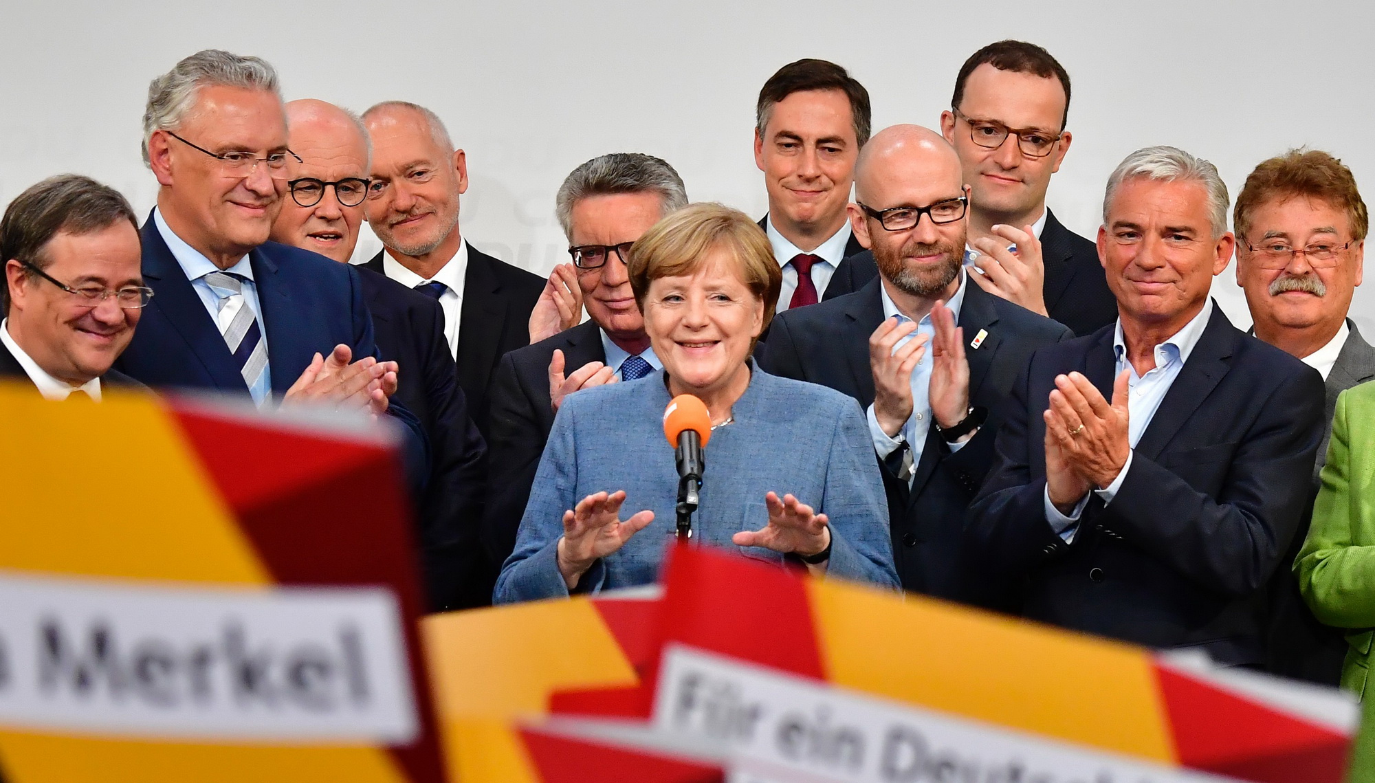 Thủ tướng Đức Angela Merkel (giữa) và các thành viên đảng CDU mừng chiến thắng sau kết quả kiểm phiếu sơ bộ tại Berlin ngày 24/9. (Nguồn: AFP/TTXVN)