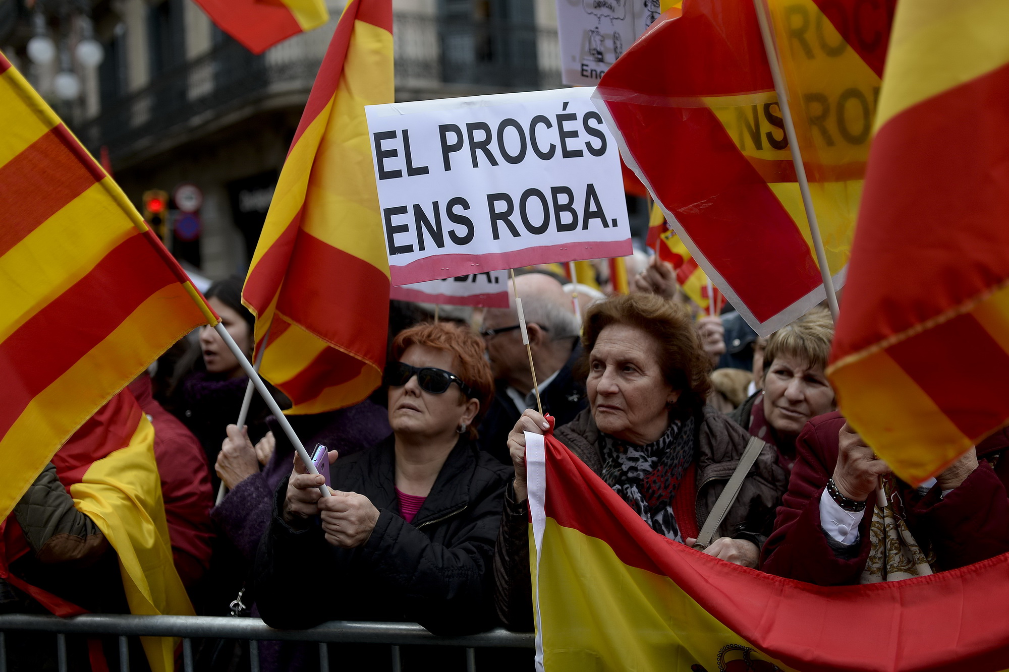 Hàng nghìn người biểu tình phản đối Catalunya tách khỏi Tây Ban Nha hồi tháng 1/2017. (Nguồn: AFP/TTXVN)