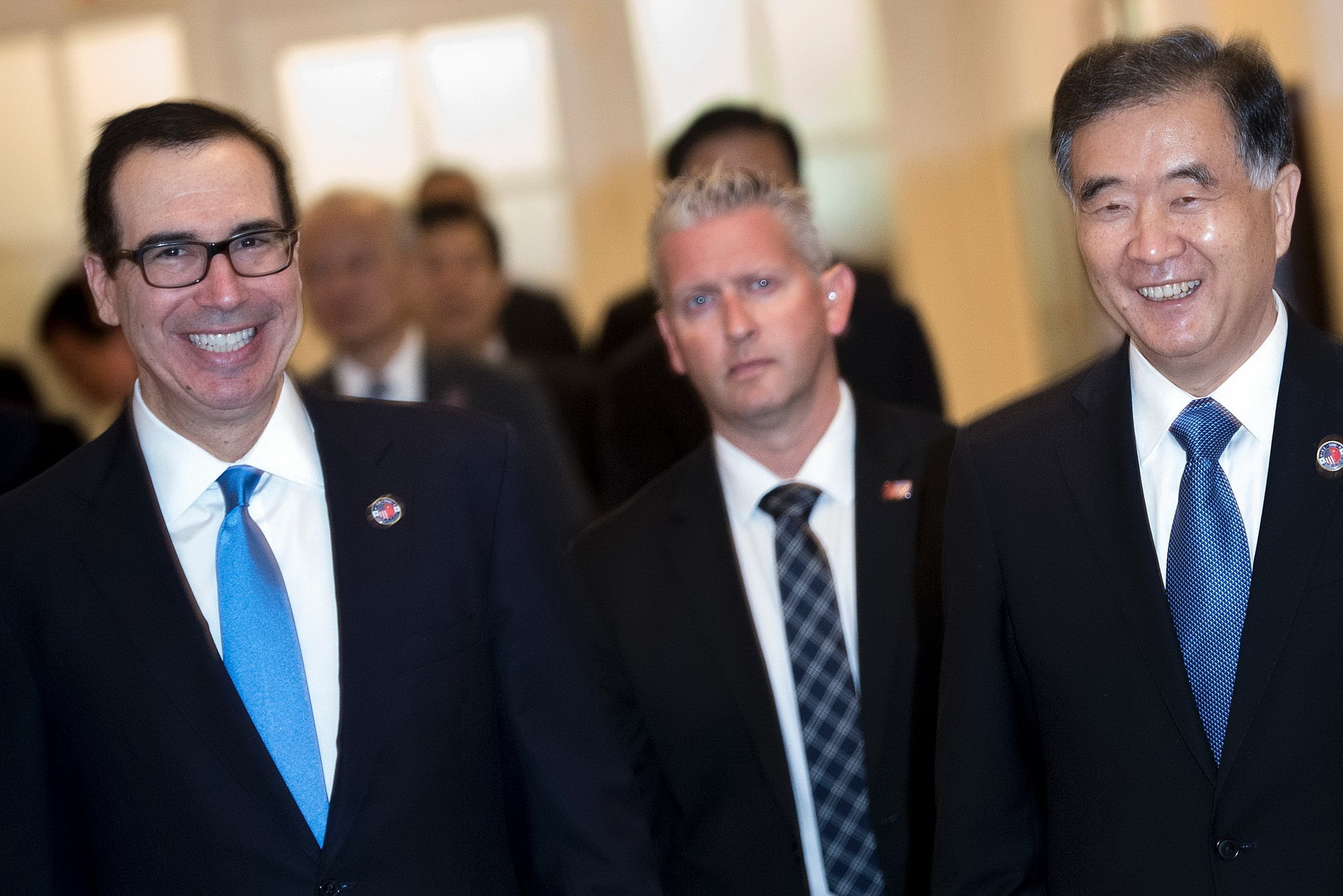 Bộ trưởng Tài chính Mỹ Steve Mnuchin (trái) và Phó Thủ tướng Trung Quốc Uông Dương (phải) tại cuộc Đối thoại kinh tế Mỹ-Trung ở Washington, DC ngày 19/7. (Nguồn: AFP/TTXVN)