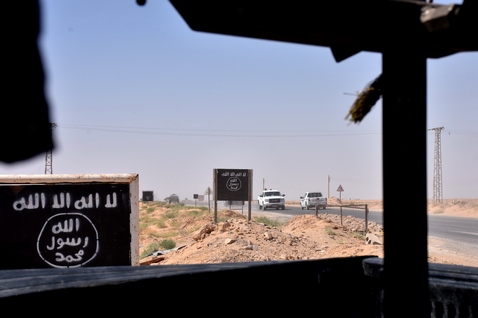Một biển báo của IS tại làng al-Malihah, tỉnh Deir Ezzor ngày 9/9, nơi  quân đội Syria đang giao tranh với phiến quân IS. (Nguồn: AFP/TTXVN)