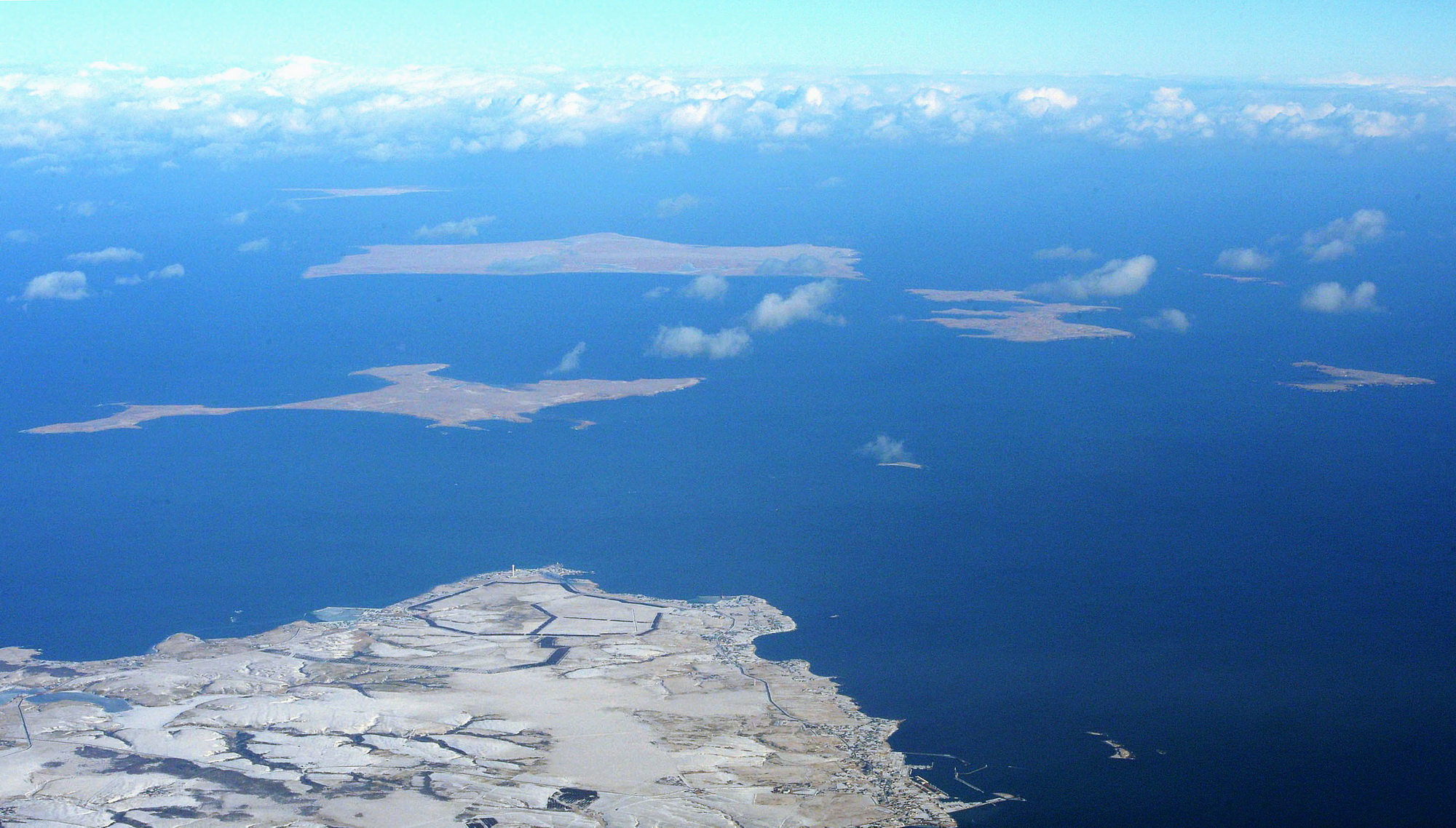 Một trong bốn hòn đảo thuộc quần đảo Nam Kuril do Nga kiểm soát và được gọi là Vùng lãnh thổ phương Bắc theo cách gọi của Nhật Bản. (Nguồn: AP/TTXVN)