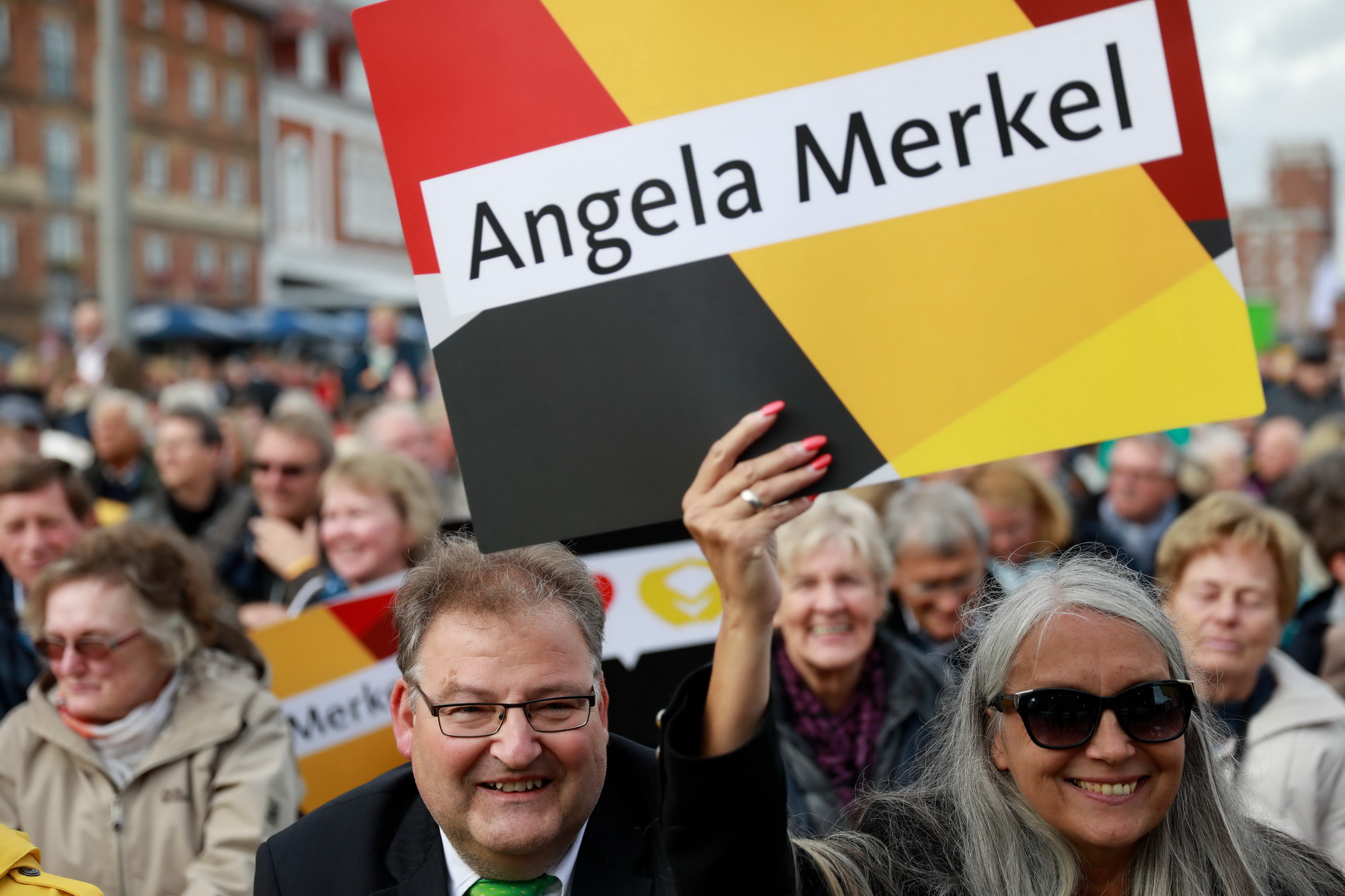  Những người ủng hộ Thủ tướng Angela Merkel tại cuộc vận động tranh cử của đương kim Thủ tướng ở Kappeln, miền bắc Đức ngày 20/9. AFP/ TTXVN