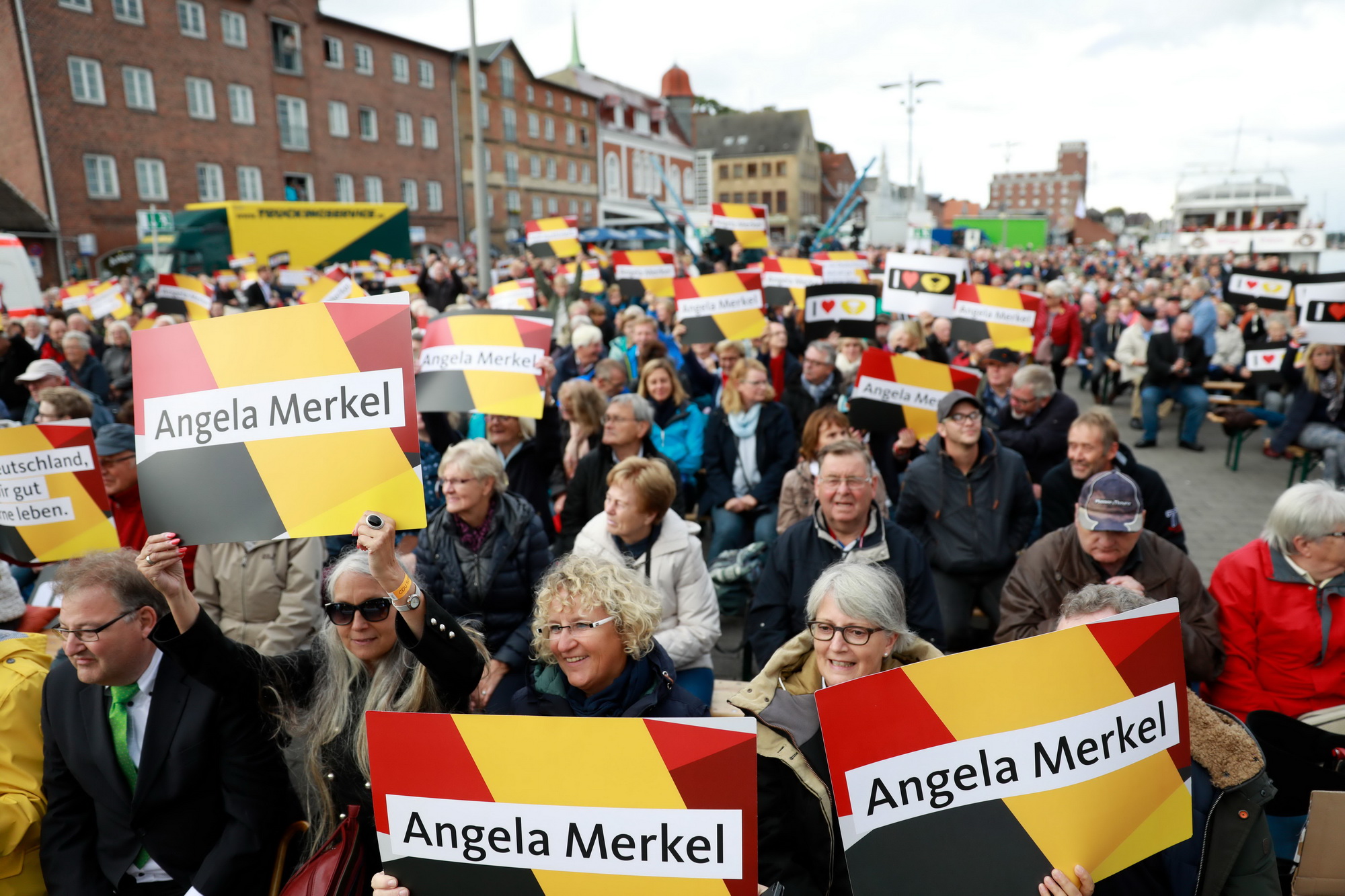 Những người ủng hộ Thủ tướng Angela Merkel tại cuộc vận động tranh cử của đương kim Thủ tướng ở Kappeln, miền bắc Đức ngày 20/9. (Nguồn: AFP/TTXVN)