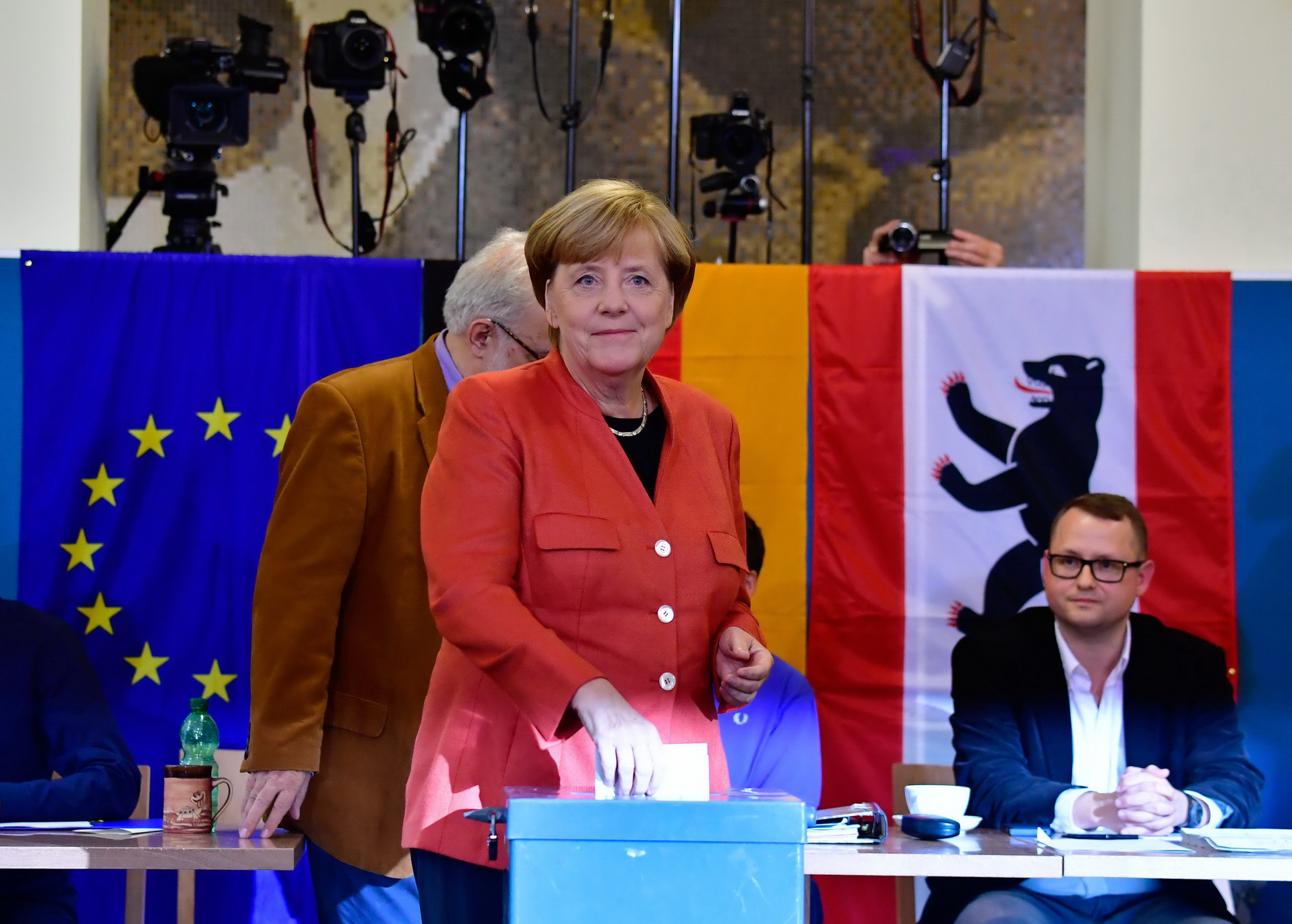 Thủ tướng Angela Merkel bỏ phiếu tại một địa điểm bầu cử ở Berlin. (Nguồn: AFP/TTXVN)