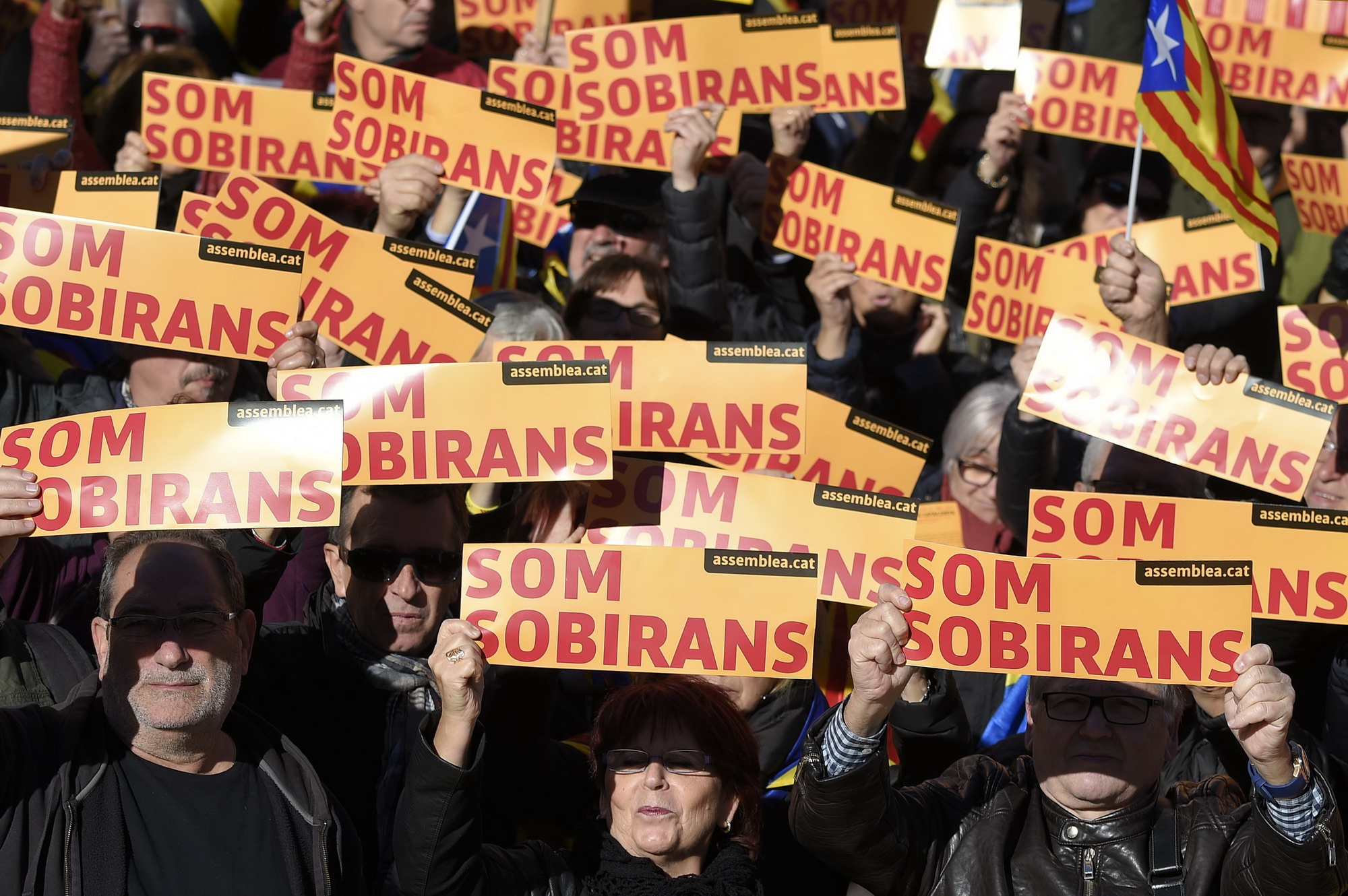 Người dân vùng Catalonia tuần hành ủng hộ việc tách khỏi Tây Ban Nha ở Barcelona ngày 22/11/2015. (Nguồn: AFP/TTXVN)