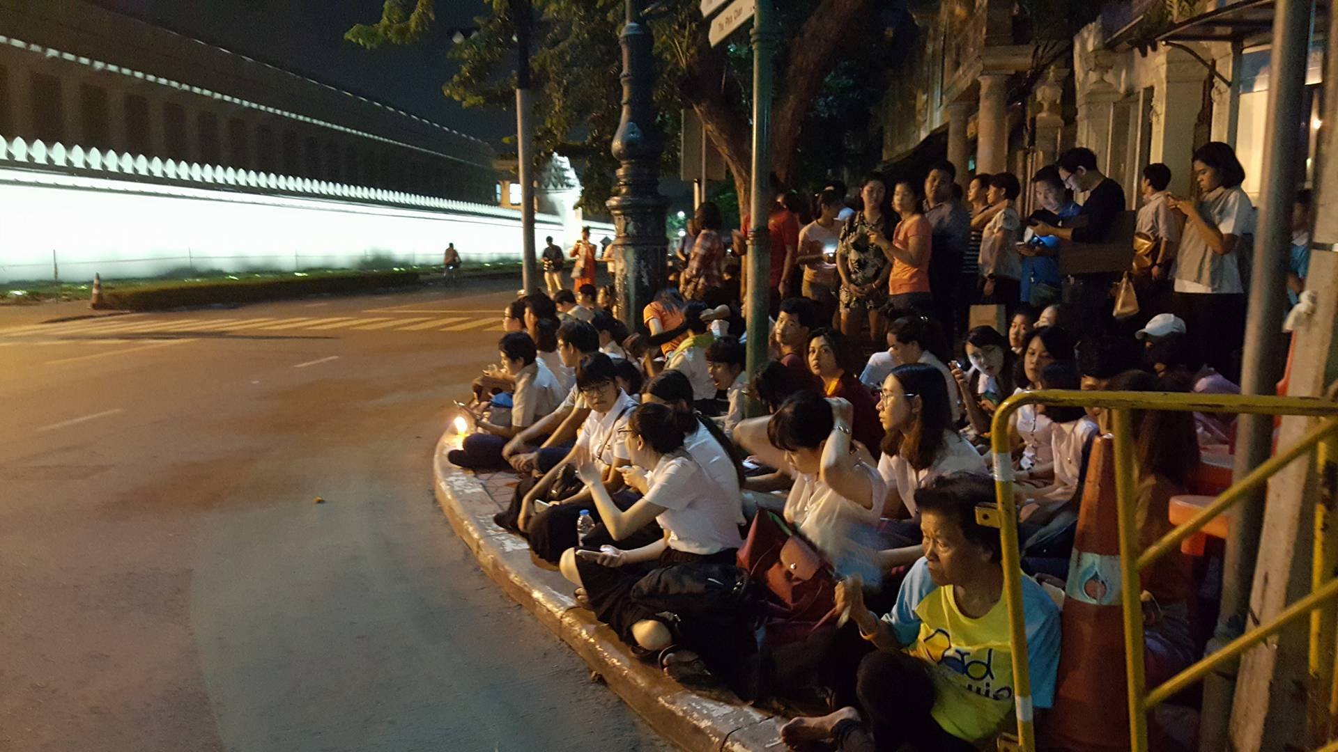 Hàng vạn người dân xếp hàng ngay ngắn bên ngoài Hoàng cung sau ngày mất của Nhà Vua Rama IX (Ảnh: Sơn Nam/Vietnam+)
