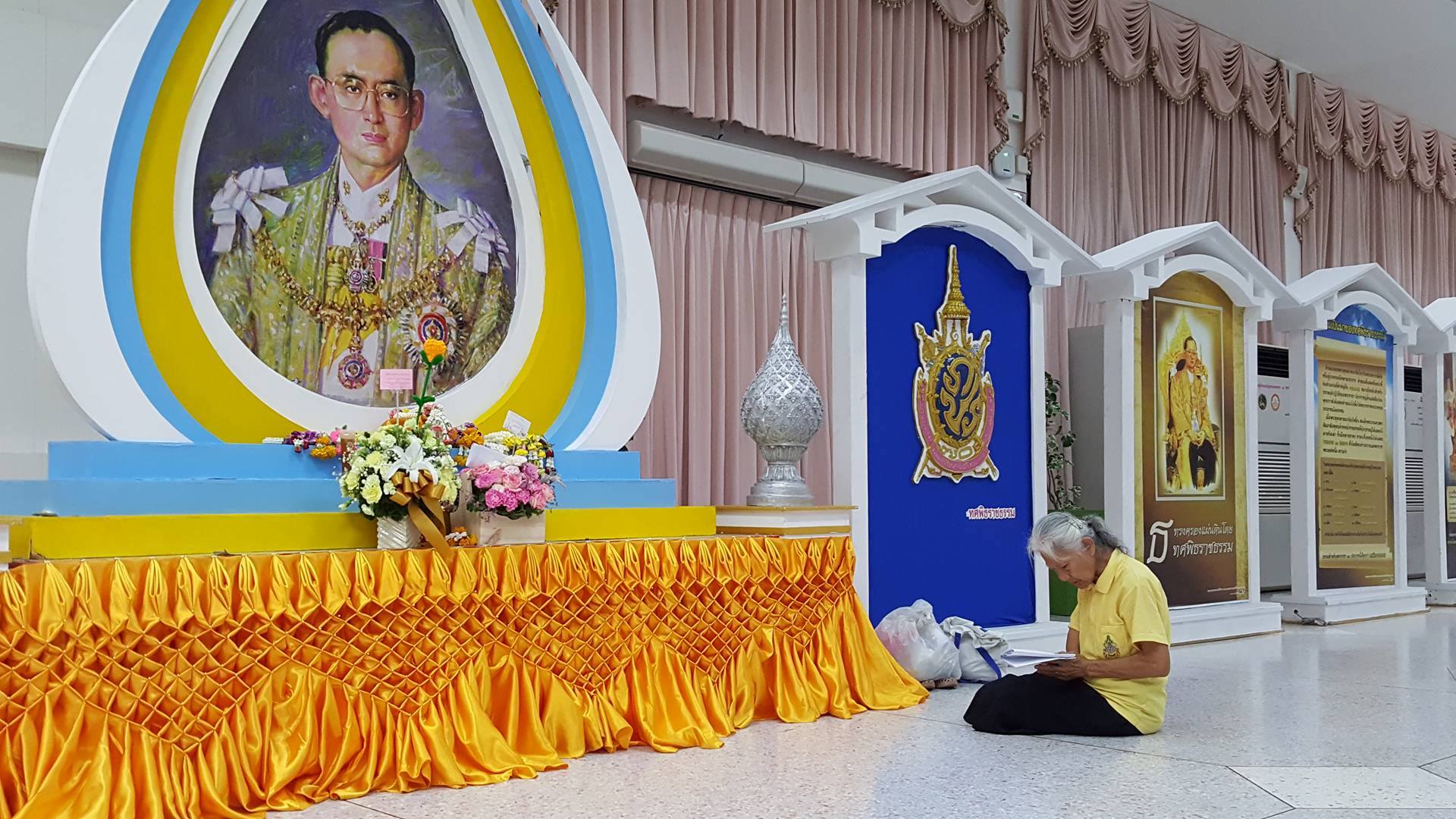 Hình ảnh Nhà vua Rama IX hiện diện khắp nơi trên đất nước Thái Lan (Ảnh: Sơn Nam/Vietnam+)