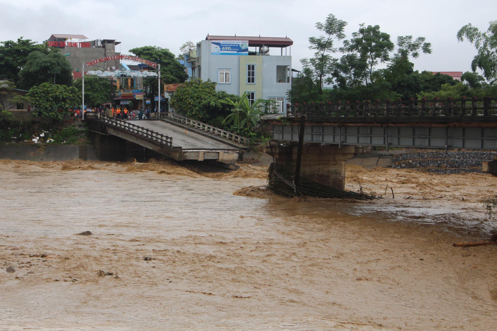 Hiện trường cầu Thia bị mưa lũ đánh sập và trôi mất 2 trụ cầu. (Ảnh: Chí Tuệ/Tuổi trẻ) 