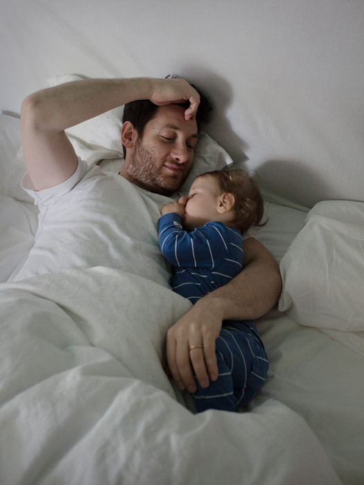 Ở Thụy  Điển, nhiều ông bố ở nhà chăm sóc con cái. (Đây là một bức ảnh trong triển lãm ảnh nổi tiếng ‘Swedish Dads’(Những ông bố Thụy  Điển) của nhiếp ảnh gia Johan Bavman)