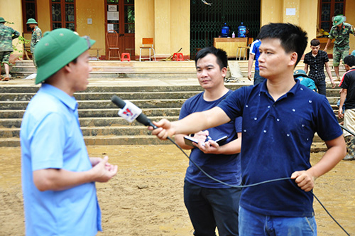 Phóng viên Đinh Hữu Dư (thứ hai bên phải) tác nghiệp tại Mù Cang Chải (Ảnh: Nội san TTXVN)