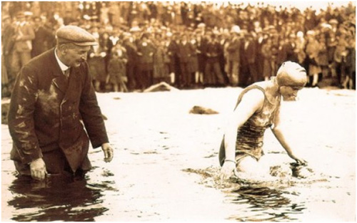 Mercedes Gleize khi bơi qua kênh đào ở Anh với chiếc Rolex đeo trên cổ.